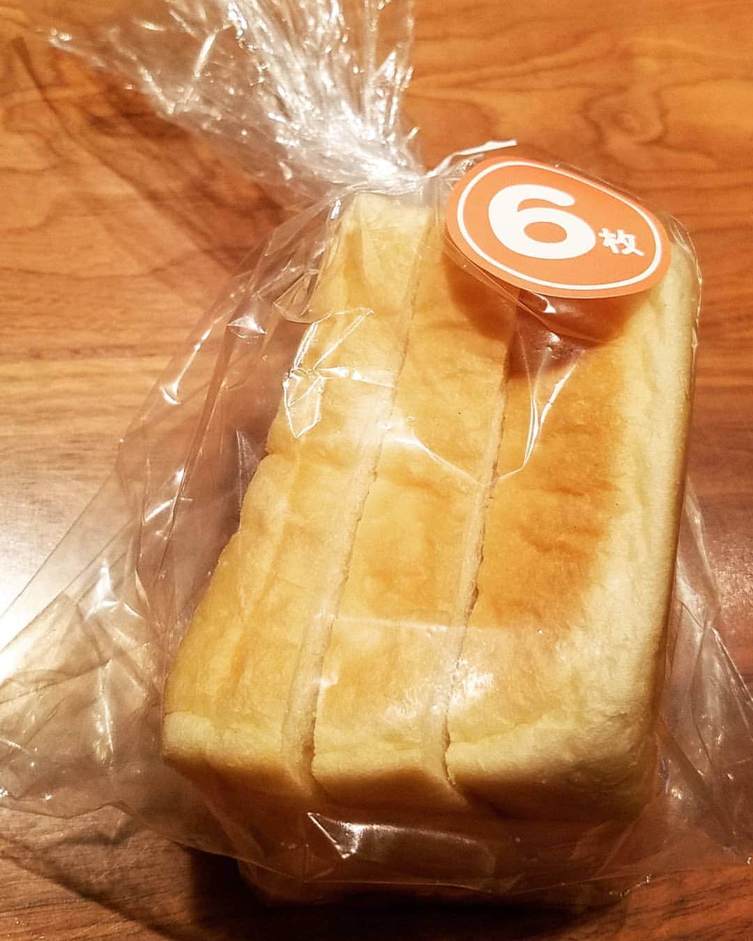 常世晶子さんのインスタグラム写真 - (常世晶子Instagram)「こんばんは🙋‍♀️ 本当はパンが好き。小麦が好き。 神戸屋の生食パンを1枚食べてしまった。もう1枚食べたい…  #食パン #愛好家  #食べなきゃ良かった #海苔だけにすれば良かった」9月8日 23時58分 - tokoyo_shoko