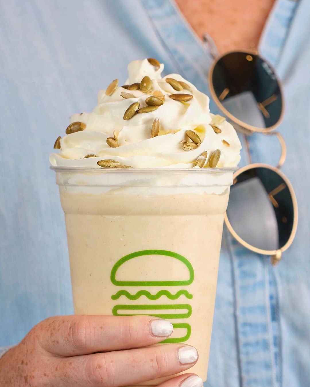 SHAKE SHACKさんのインスタグラム写真 - (SHAKE SHACKInstagram)「We might not know what day it is, but we do know it’s that time of year again… our Pumpkin Shake is back at the Shack! 🎃🙌  Get a taste of fall with this fan-fave shake featuring vanilla frozen custard, REAL pumpkin, marshmallows, cinnamon, nutmeg, whipped cream + toasted pumpkin seeds. 😋  #shakeshack」9月9日 0時11分 - shakeshack