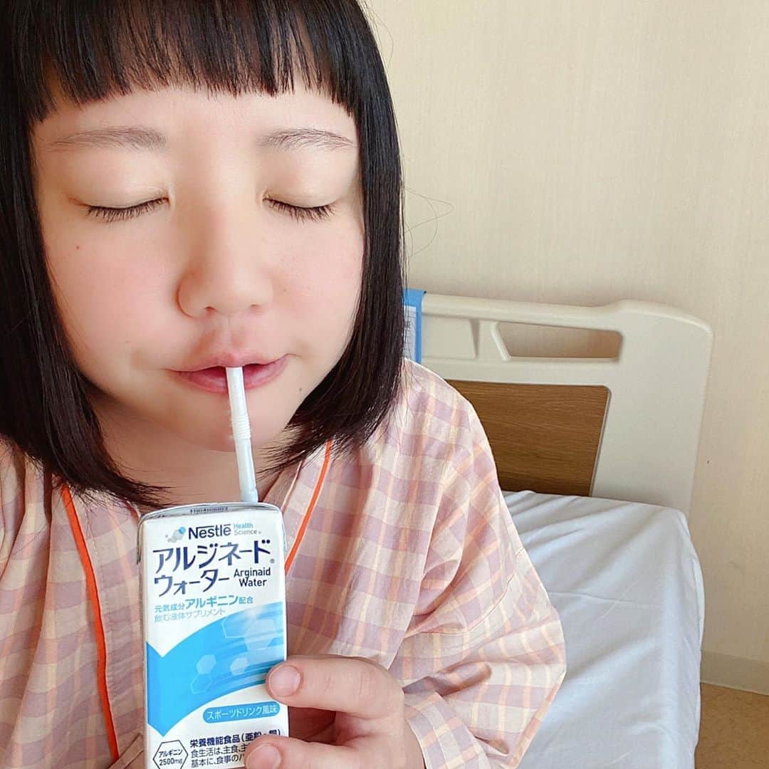 小鳥遊しほのインスタグラム：「手術、無事終了！！AM0:01おなかいたーいです。笑 メンタルは元気です！！またブログに(超詳しく)載せたのでよかったらストーリーから見てください😂  今夜は寝れそうにないのでコメント等いつでも見てます！！！！  じーーーーーー👁 👁  https://lineblog.me/shihotakanashi/archives/8448998.html  #子宮筋腫 #子宮筋腫手術 #手術 #入院 #病院 #おなかすいた」