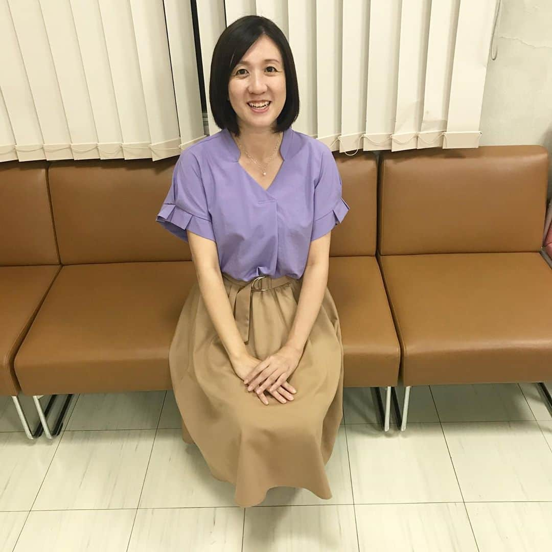 三隅有里子さんのインスタグラム写真 - (三隅有里子Instagram)「* ニュースの洋服は衣装です。 先週着用した衣装はラベンダー色のシャツにベージュのスカート。 洋服に関してはあまり冒険心がない私。ラベンダーには白とか黒とか紺をあわせてしまうと思う。衣装だと、自分ではなかなか取り入れられない色の組み合わせもチャレンジ出来て嬉しいです☺️脱無難！  #ニュース #ニュースeye8 #衣装 #洋服 #今日のコーデ #いつかのコーデ #ファッション #fashion #ルームズ #rooms #シャツ #スカート #脱無難 #冒険心 #群馬 #gunma  #群馬テレビ #群テレ #gtv #アナウンサー #局アナ #局アナの仕事 #地方局で働くということ」9月9日 0時15分 - misumi_gtv