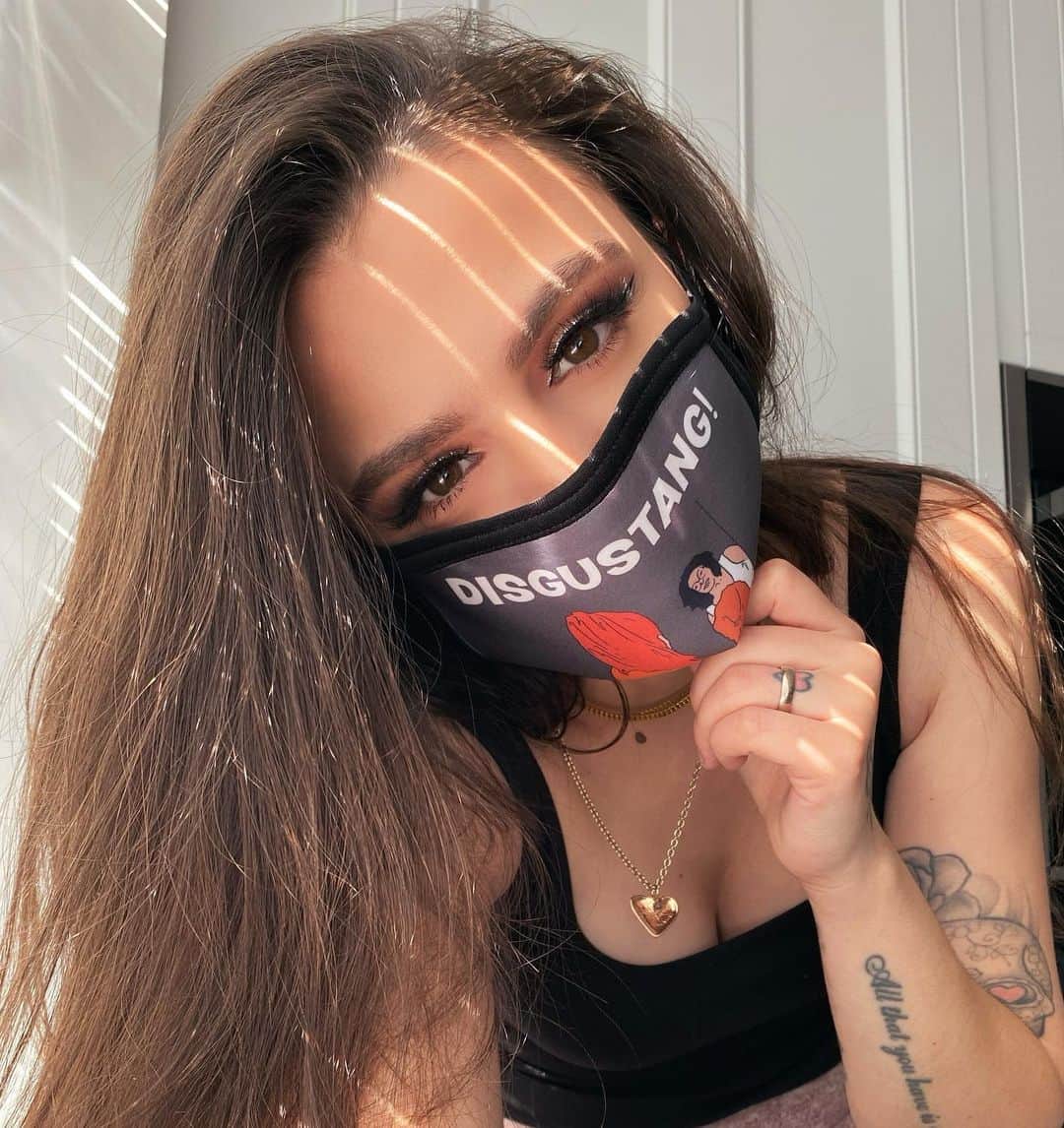 シェール・ロイドのインスタグラム：「Wear a mask 😷」
