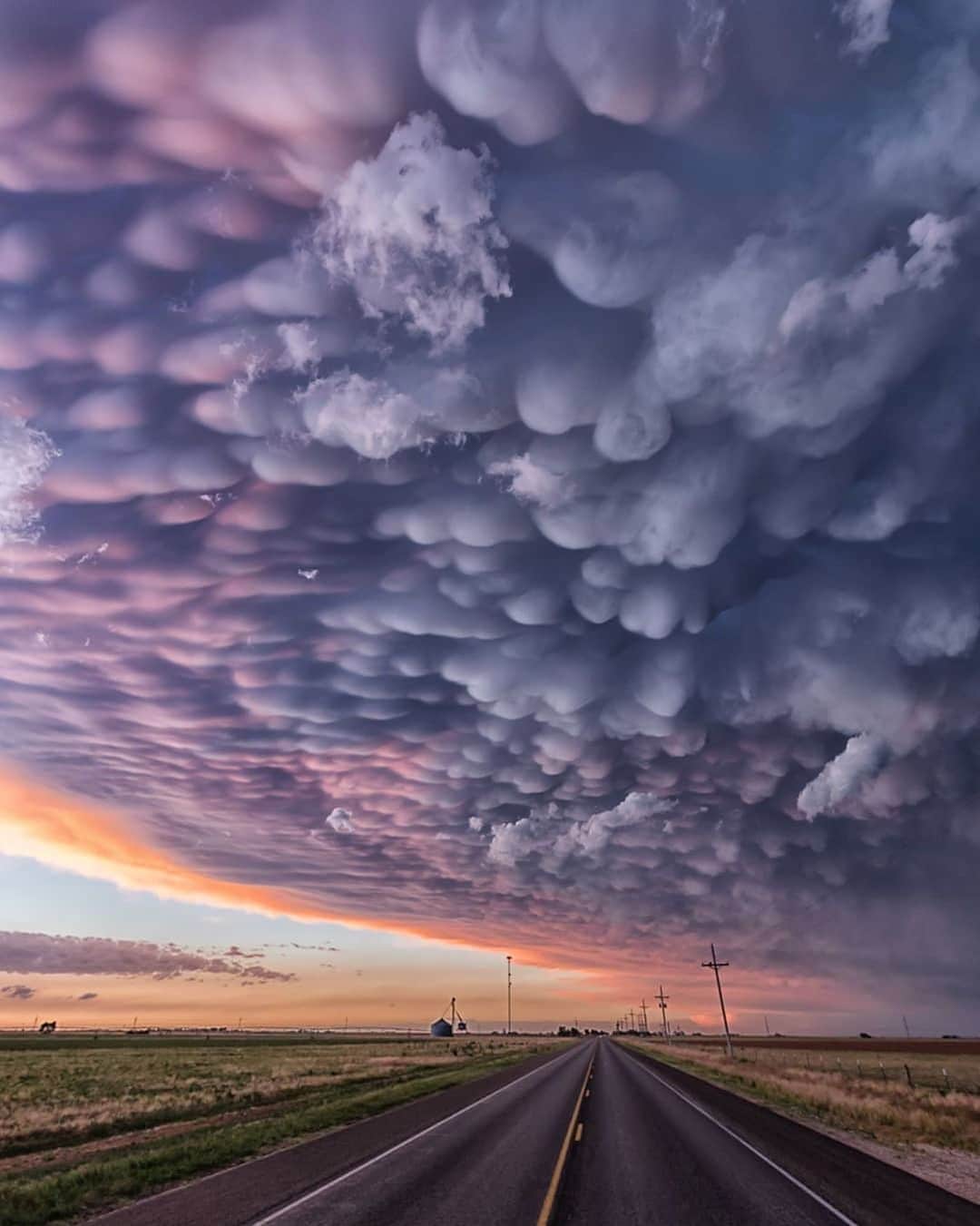 instagoodさんのインスタグラム写真 - (instagoodInstagram)「@steve_kesedakis_photography What an awesome display of mammatus clouds this was .....with both the sunset and the purple/blueish (because of the leading dying supercell storm ) colors this is probably the best mammatus ive ever witnessed ....shot in Texas a few years ago」9月9日 0時28分 - instagood