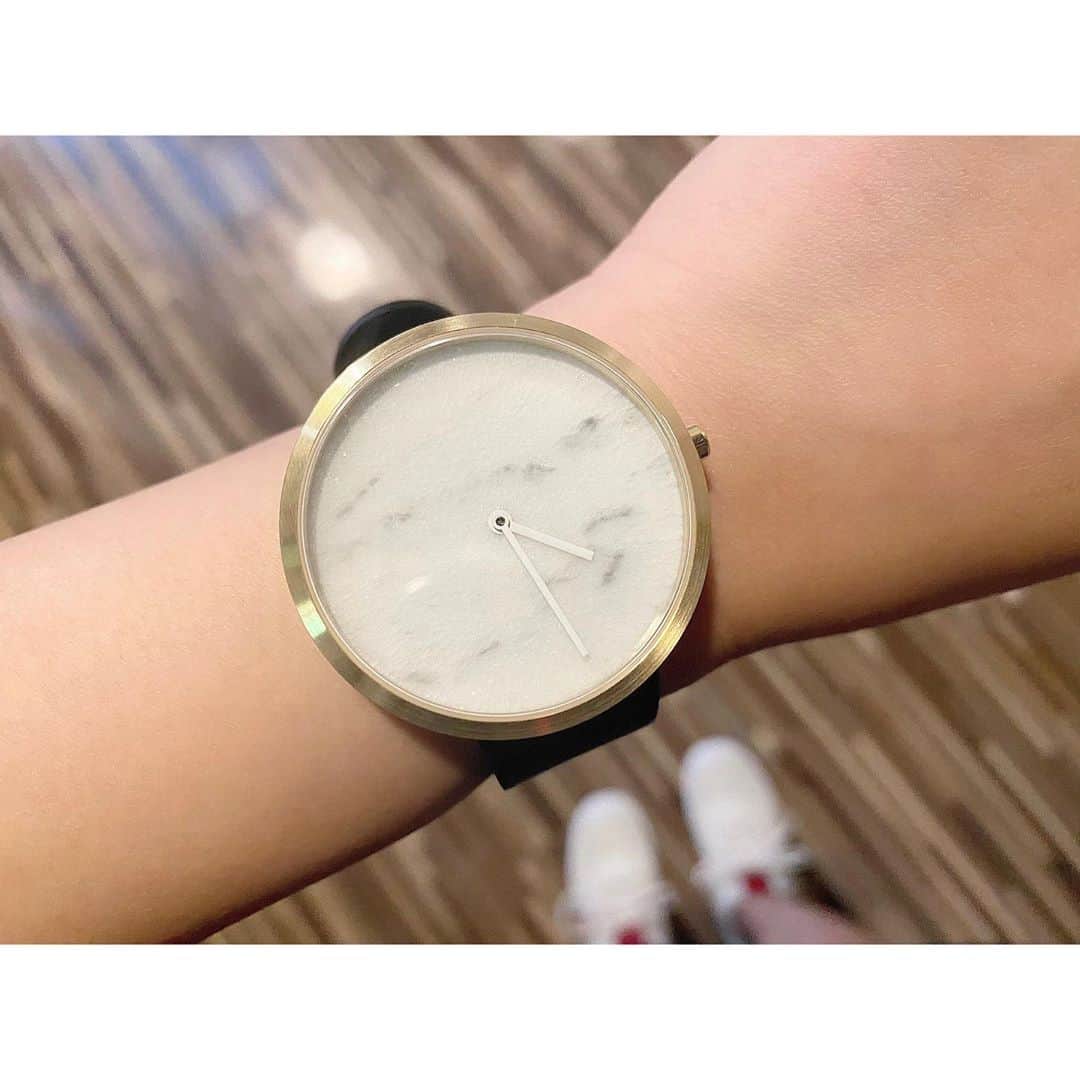 寺下智香（プロボウラー）のインスタグラム：「＊ＰＲ＊  @mavenjapan 様から頂いた腕時計⌚️💓  シンプルなのに地味じゃなくて、存在感ちゃんとある✨ 実際付けてみてめちゃくちゃ気に入った☺️ どんな洋服にも合いそうだな〜👚♬  クーポンコードchikagzbで１０%オフ✌️  #mavenwatches #マベン #マベンウォッチズ #腕時計 #時計 #手元倶楽部 #@mavenjapan #pr」