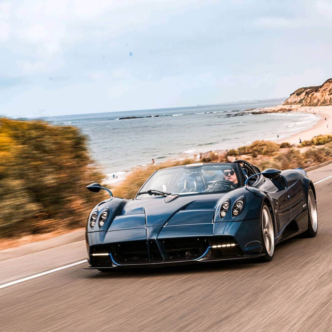 パガーニ・アウトモビリのインスタグラム：「The Pagani Huayra Roadster on the Californian promenade, what else could you possibly ask for? ⠀ ⠀ With @paganiofbeverlyhills Pic by @pagani_ty ⠀ #pagani #huayra #huayraroadster」