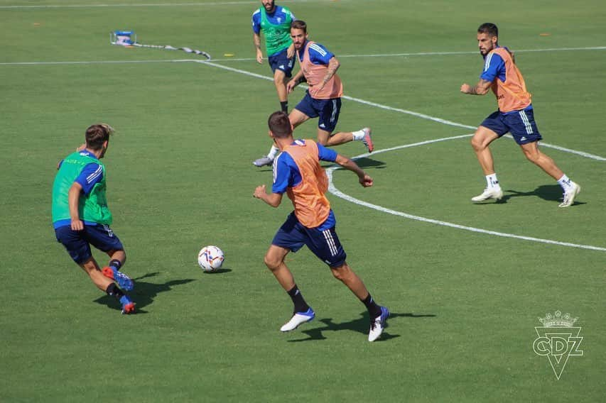 アルバロ・ネグレドさんのインスタグラム写真 - (アルバロ・ネグレドInstagram)「Ultimando los detalles... no queda nada para debutar de amarillo en @LaLiga !! #MeHanDichoQueElAmarillo #LLNSN @cadizclubdefutbol 💛💙💪🏼 #an」9月9日 0時38分 - alvaronegredo9