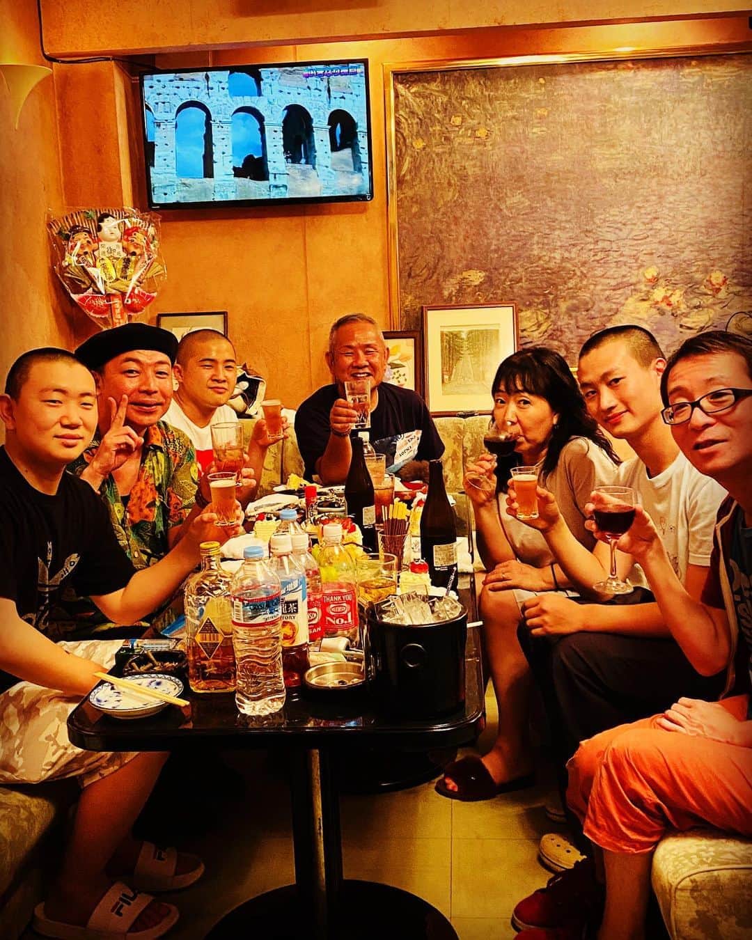 のインスタグラム：「供養の後は　歌真呂兄さん、まりもちゃん、ヒデコちゃん、真智子ちゃん、蓮華寺のヤング修行僧くん達と  みんなでワイワイ、蓮華寺の若女将、　真智子ちゃんのバースデー会よ〜😃😄😃😀🎂🍴🎁🎉🎉🎉🎉🎉🎉🎉🎉🎉🎉🎉🎉🎉🎉🎉🎉🎉  身延山の　スナック　昴さんを貸し切って‼️ 昴のママの美味しい手料理を食べながら〜😊😄🍴👍👍👍  真智子ちゃん、お誕生日おめでとうございまーす🥰🎉🎉🎉🎉🎉🎉🎉💕💕💕💕💕 #蓮華寺 #身延山 #お誕生日会 #美川憲一 #美川憲二 #ヒデコフランセスカ #歌真呂 #まりもちゃん #オネェ系 #ものまね」