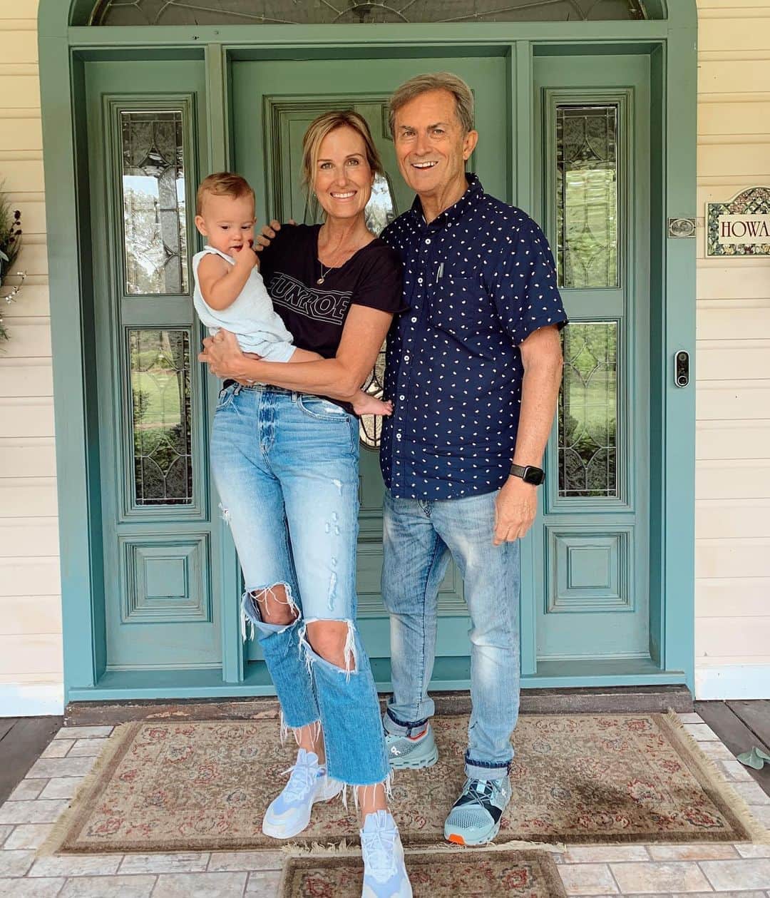 コリー・ロバートソンのインスタグラム：「My amazing dad @johnhoward_7 turned 69 on Sunday!! He also just celebrated 20 years cancer free (go look at his last post 😭)   There are so many things that make him amazing. Always first on that list is his faith in God, and the way he points us and leads us to Him so generously, with love, by example, never pushing, just always showing us the way.   Secondly he inspires us all to never stop learning, growing, and changing! After his cancer diagnoses he stopped eating meat (he loved a good steak before that) and been pescatarian ever since. Then a few years ago his health and weight was not what he wanted it to be so he decided to start walking 10,000 steps a day. He hasn’t missed a day since!   Then...at the beginning of the quarantine he decided instead of just walking he’d jog a little every day. He didn’t even tell us, didn’t make a big deal about it, he just did it, and what a transformation!   Just a few years ago (before he started walking) we went snow skiing. We’ve always loved to ski together and my dad has always been a good skier, but at this time he had had about 9 surgery’s due to his cancer and complications around it, and he wasn’t in very good shape physically. I remember Dad struggling to walk up the mountain to get his skis on, and being sad seeing him not be able ski like he once did.   Well, look at him now! I told him I needed a new picture with him because he’s changed so much! This man decided to do something different and he did! He’s 69, a cancer survivor, a lover of God and people, a great-grandfather, and he’s better than ever! I couldn’t be more proud of him and thankful to get to call him my dad!!   Happy Birthday to the first man I ever loved! I love you, Dad, always and forever!」