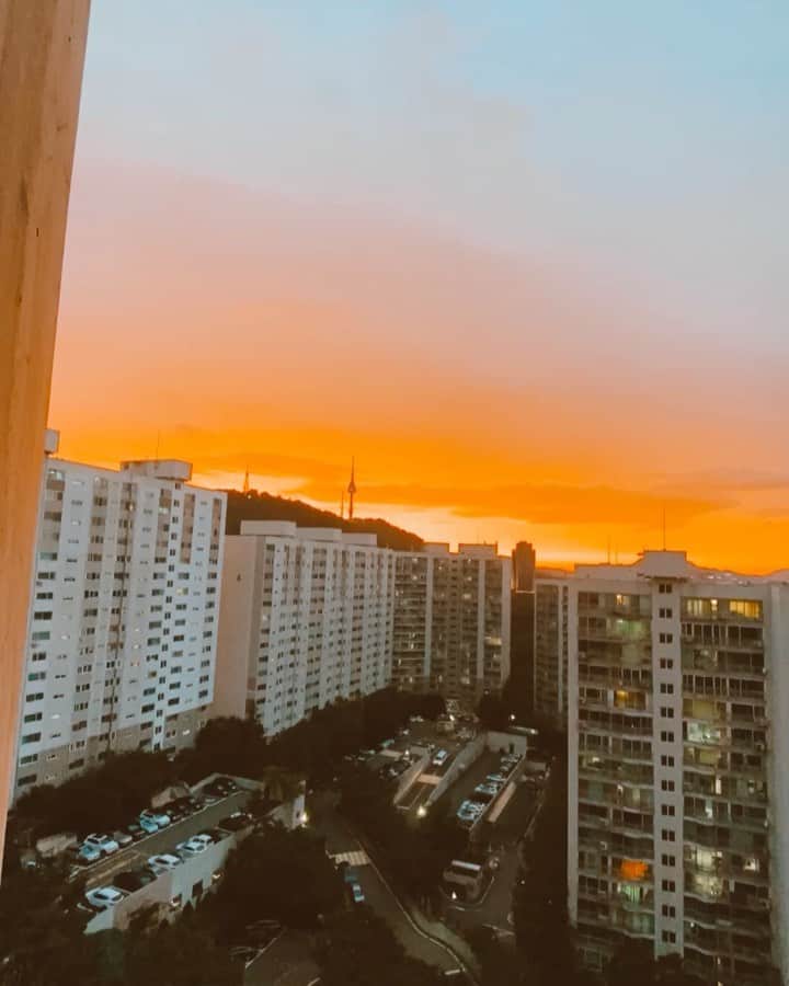 ステファニー・ミチョヴァのインスタグラム：「Beautiful sunset in Seoul 🥰 서울 도시는 예쁘지요 ❤️」