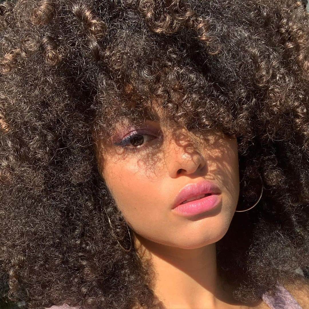 Julianna Townsendさんのインスタグラム写真 - (Julianna TownsendInstagram)「Can’t even see you under all that Afrohair ⚡️👅 #mood#afro#curly#makeupbyme#」9月9日 0時42分 - julianna