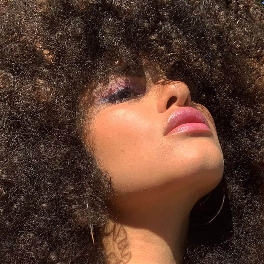 Julianna Townsendさんのインスタグラム写真 - (Julianna TownsendInstagram)「Can’t even see you under all that Afrohair ⚡️👅 #mood#afro#curly#makeupbyme#」9月9日 0時42分 - julianna