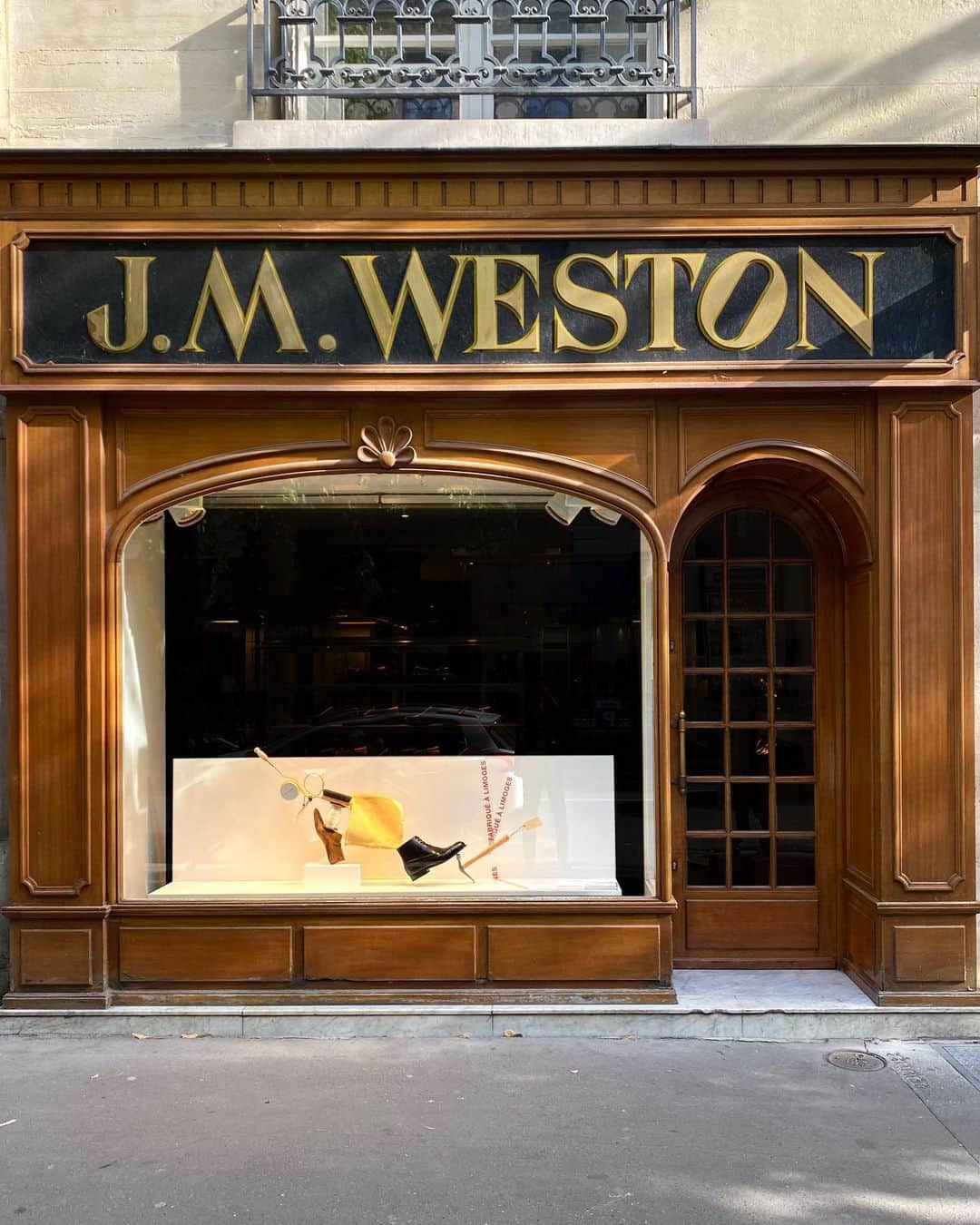 ジェイエムウエストンさんのインスタグラム写真 - (ジェイエムウエストンInstagram)「En vitrines, la rentrée. Découvrez les nouvelles installations sur l’avenue Victor Hugo, le boulevard de la Madeleine et rue Saint-Honoré. __ Did you spot our new back-to-work windows?  #JMWeston #Shoes #BacktoWork」9月9日 0時54分 - jmwestonofficial