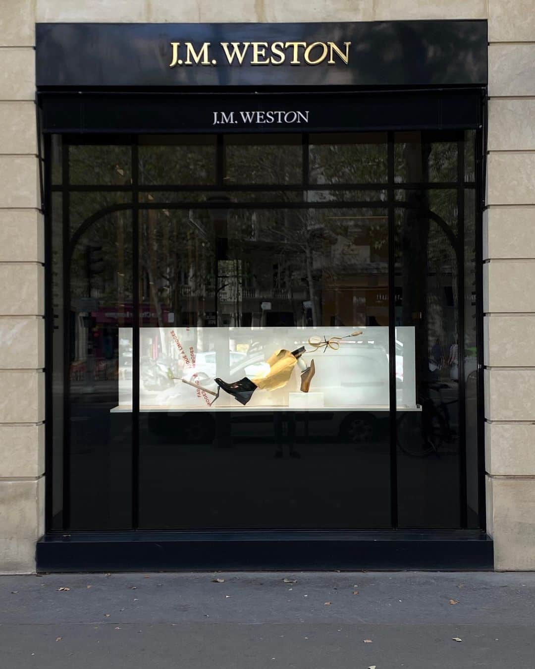 ジェイエムウエストンさんのインスタグラム写真 - (ジェイエムウエストンInstagram)「En vitrines, la rentrée. Découvrez les nouvelles installations sur l’avenue Victor Hugo, le boulevard de la Madeleine et rue Saint-Honoré. __ Did you spot our new back-to-work windows?  #JMWeston #Shoes #BacktoWork」9月9日 0時54分 - jmwestonofficial