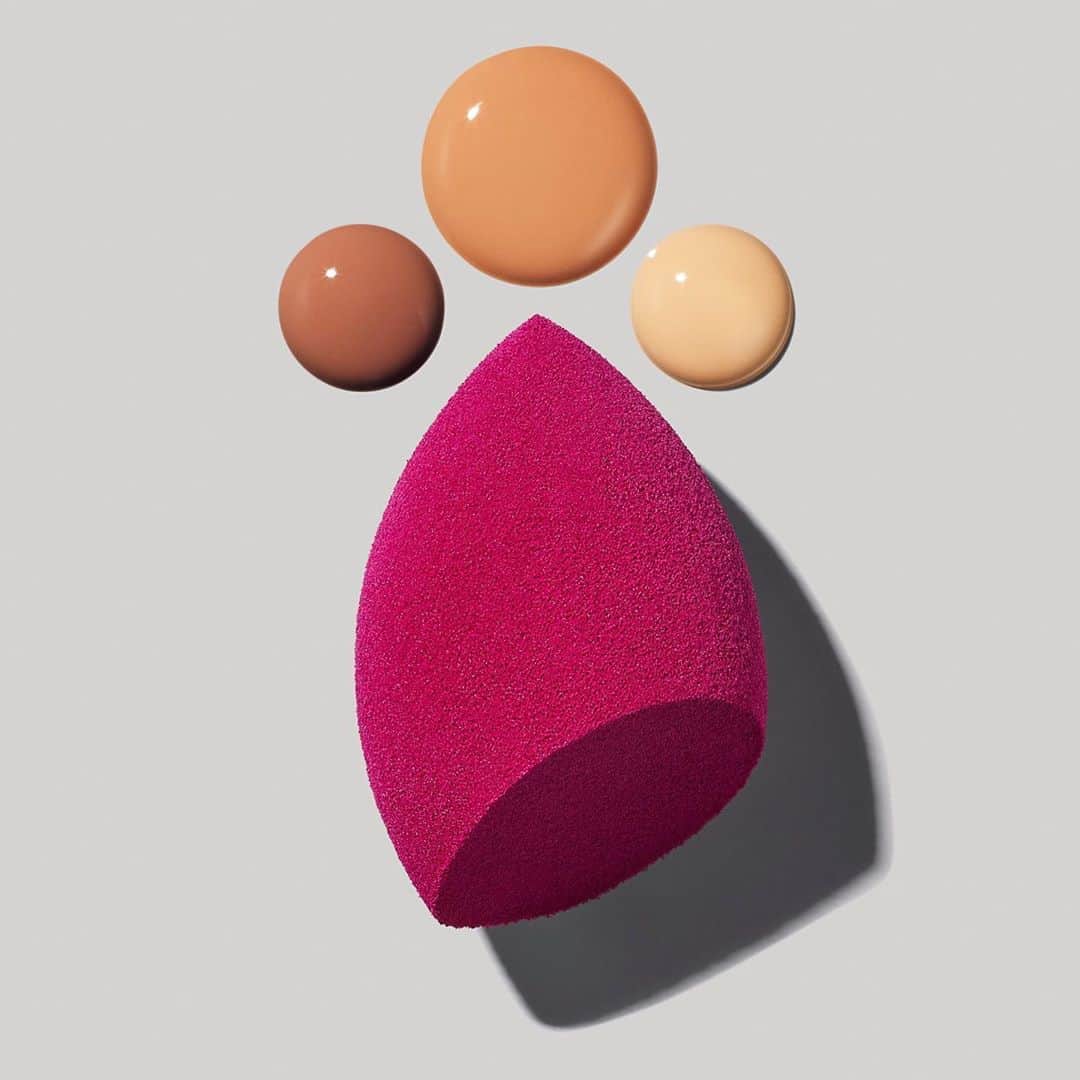 e.l.f.さんのインスタグラム写真 - (e.l.f.Instagram)「Who is a fan of our Total Face Sponge? 😍🙌 Use the pointed side to get into those hard to reach areas and the slanted side to hug the contours of the face for smooth makeup application. Tap to shop for $5 💖 #eyeslipsface #elfingamazing #elfcosmetics #crueltyfree #vegan」9月9日 0時55分 - elfcosmetics