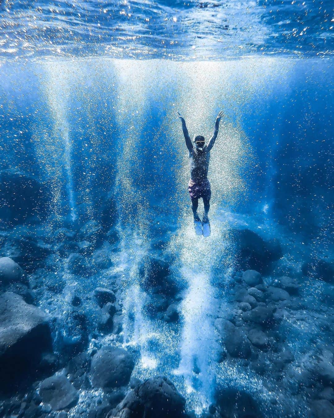 goproさんのインスタグラム写真 - (goproInstagram)「Photo of the Day: Bubble bath 🧼 @nick.calcaterra ⠀⠀⠀⠀⠀⠀⠀⠀⠀ @GoProIT #GoProIT #FreeDiving #Underwater」9月9日 0時50分 - gopro
