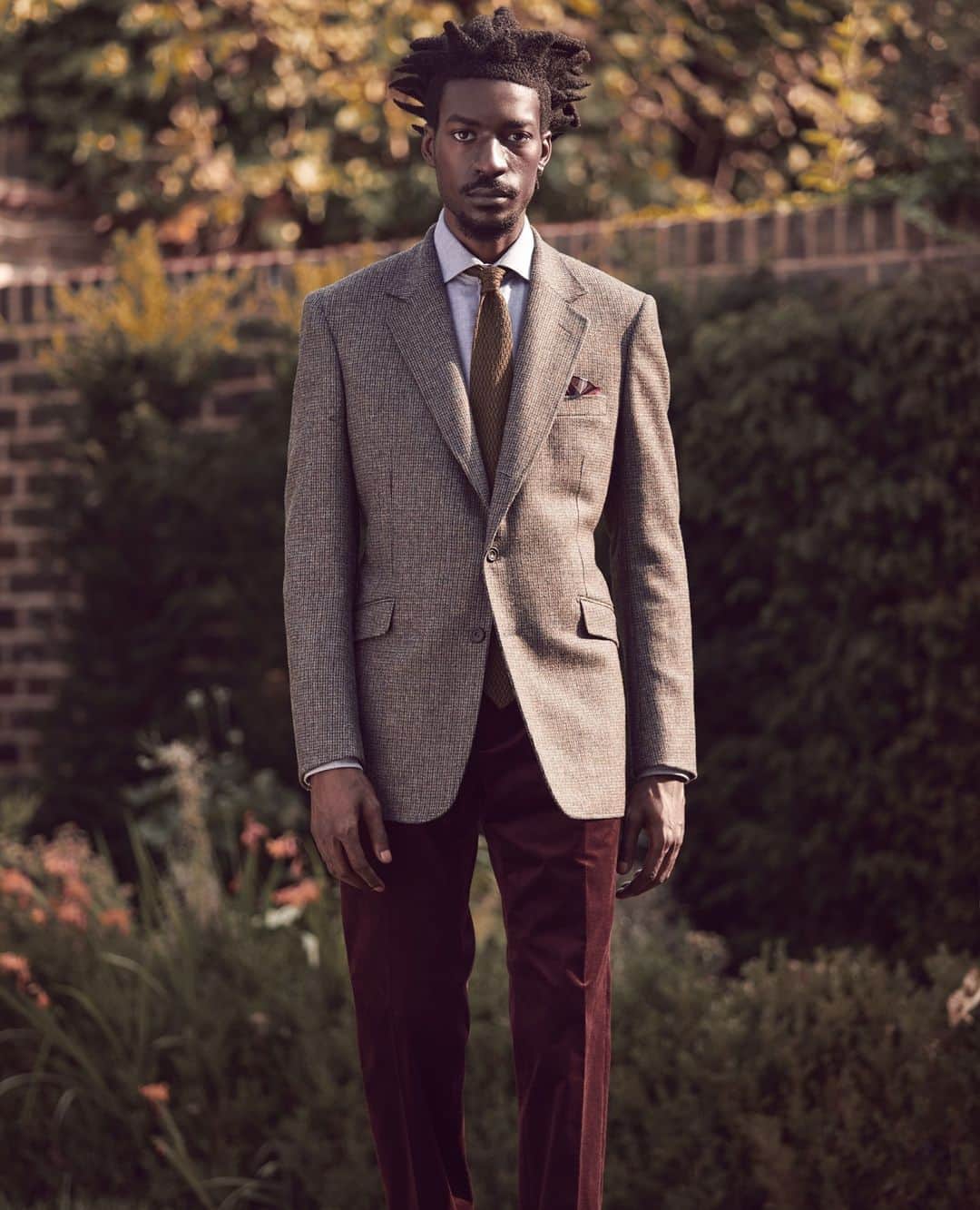のインスタグラム：「Huntsman presents a versatile new collection of separates, inspired by the beauty of the British landscape. Heritage looks, remastered for modern living. This timeless collection of jackets, trousers and knitwear can be dressed up or down to meet today’s changing lifestyles. ⁠ ⁠ The full collection is now available in-store at 11 Savile Row and online on Huntsman.com Speak to one of our Client Managers live, and receive expert advise on styling and fit from the comfort of your home. ⁠ ⁠ #huntsmanAW2020 #bethehuntsman #huntsmanheritage #huntsmansavilerow #huntsmannewyork #huntsmanseparates #readytowear #autumnwinter2020 #autumnwinterstyle #menswear #tailoring #tailored #bespoke #sartorial #britishdesign #savilerow #luxuryretail⁠」