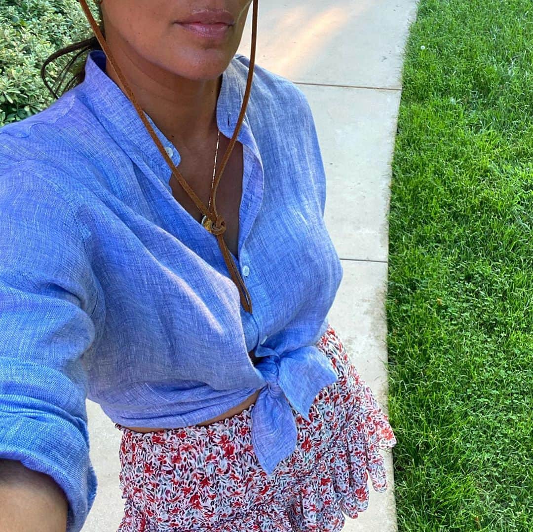 レイチェルロイさんのインスタグラム写真 - (レイチェルロイInstagram)「I found this linen shirt on the tiny island off of Venezia called Burano, it is Made in Italy by Orchidea my friend @privateveniceguide introduced me to them he wears them all the time☺️👕. He is filled w facts & taught my daughters & I so much about the region & the country🇮🇹. We are all itching to return to this beautiful country of Italy & when you do, consider using companies like his & purchasing from clothing companies like Orchidea to strengthen their businesses 🇮🇹❤️xxRR  #rachelroy  #italy  #accessitaly  #buranoitaly  #italy🇮🇹  #brunoitalino  #italytravel  #italianlife  #italianstyle  #italianlinenclothing」9月9日 0時53分 - rachel_roy