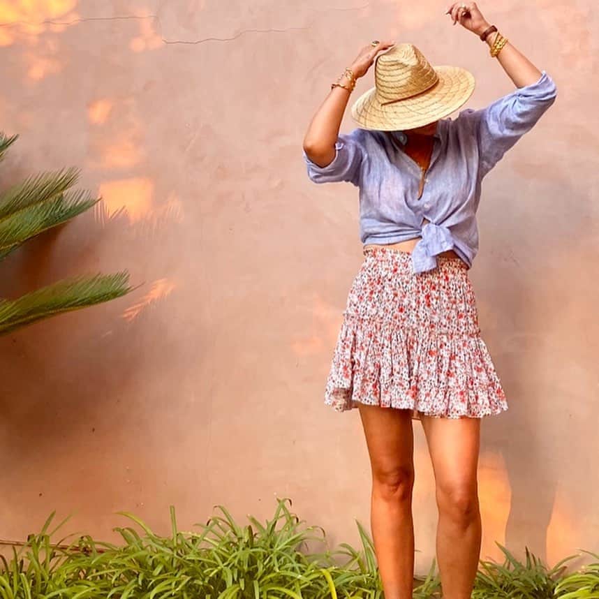 レイチェルロイさんのインスタグラム写真 - (レイチェルロイInstagram)「I found this linen shirt on the tiny island off of Venezia called Burano, it is Made in Italy by Orchidea my friend @privateveniceguide introduced me to them he wears them all the time☺️👕. He is filled w facts & taught my daughters & I so much about the region & the country🇮🇹. We are all itching to return to this beautiful country of Italy & when you do, consider using companies like his & purchasing from clothing companies like Orchidea to strengthen their businesses 🇮🇹❤️xxRR  #rachelroy  #italy  #accessitaly  #buranoitaly  #italy🇮🇹  #brunoitalino  #italytravel  #italianlife  #italianstyle  #italianlinenclothing」9月9日 0時53分 - rachel_roy