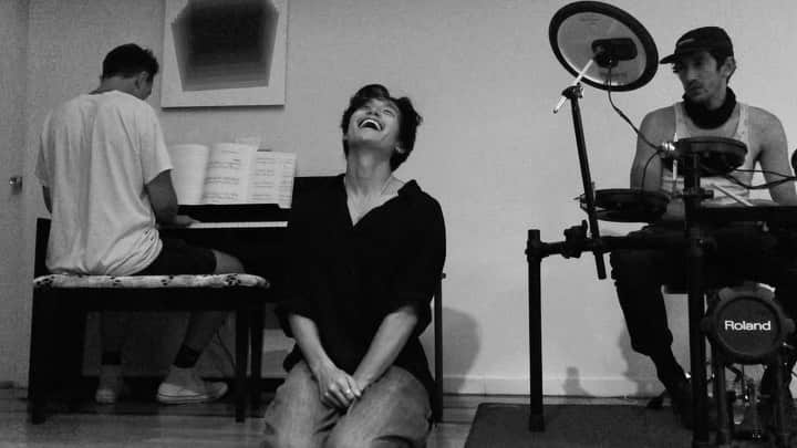 小林竜輔のインスタグラム：「Improvisational thing: I am beautiful when I am living @aaronriedel」