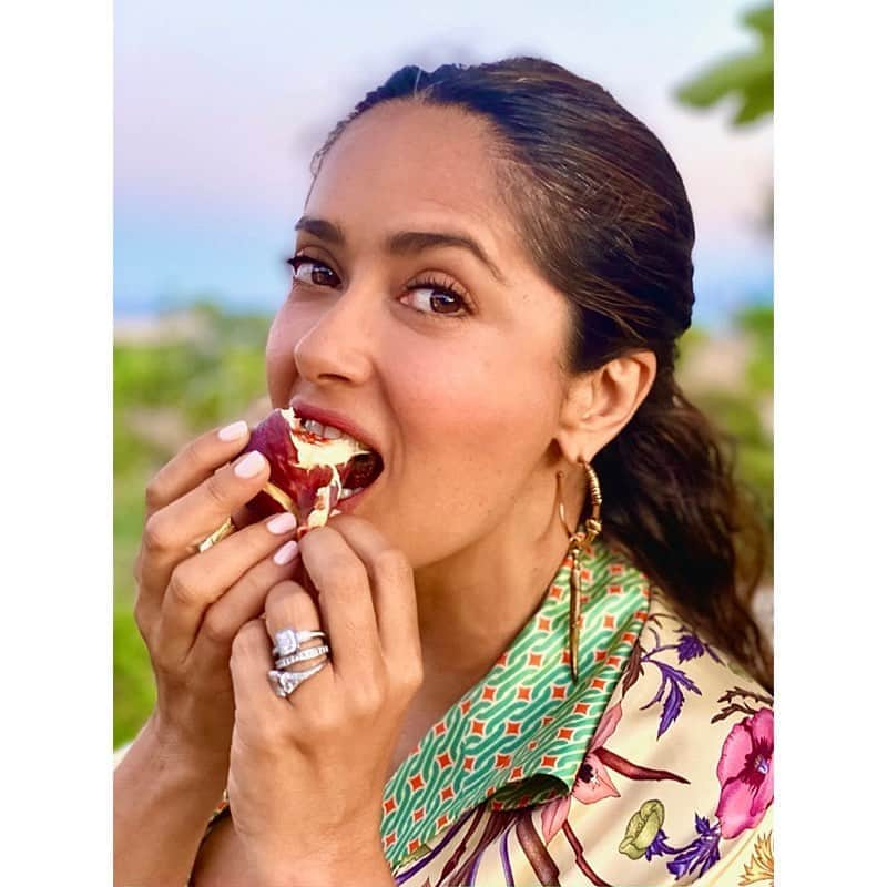 サルマ・ハエックさんのインスタグラム写真 - (サルマ・ハエックInstagram)「Nothing like picking fruit straight from the tree... 🌳 I LOVE #figs! What’s your favourite fruit to pick? Thank you #nature.  ⠀⠀⠀⠀⠀⠀⠀⠀⠀ Nada como cortar la fruta directamente del árbol. 🌳 AMO a los #higos! Cual es tu fruta favorita? Gracias #naturaleza.」9月9日 1時04分 - salmahayek