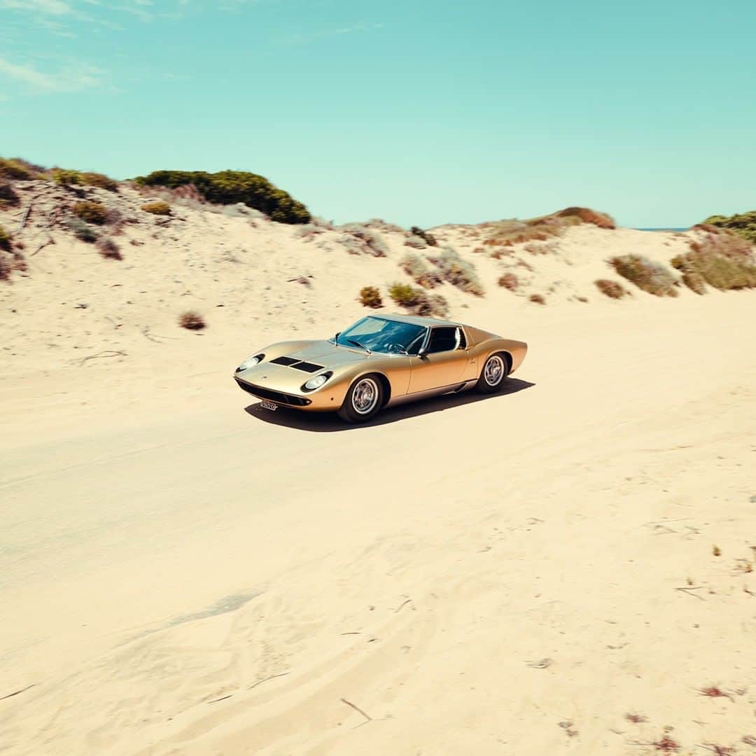 ランボルギーニさんのインスタグラム写真 - (ランボルギーニInstagram)「Gold is Sardinia’s color. It perfectly fits with its amazing roads, seasides, nature, and the photos by @defuntis are proof of it.  Miura P400 S’s gold is the color we chose to tell a visual story dedicated to an amazing Italian region, made up of natural contrasts and plain, wonderful views, exalted by this Super Sports Car’s smooth lines as well.  #Lamborghini #MiuraP400S #WithItalyForItaly #Sardinia #Sardegna」9月9日 1時01分 - lamborghini