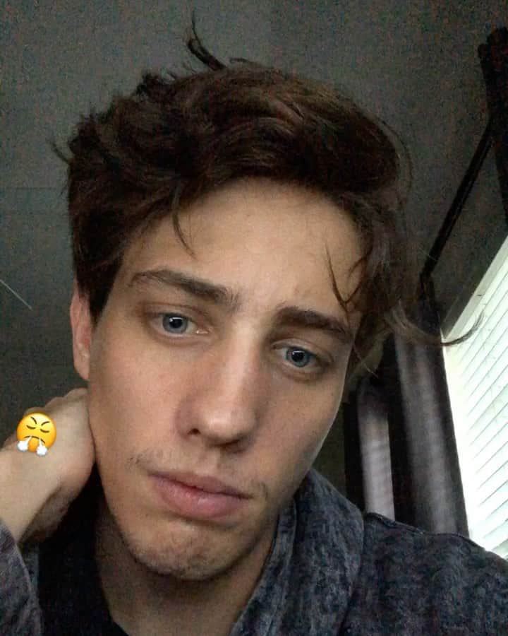 ライアン・リーのインスタグラム：「Quick quarantine vlog for ya cute a$$ - Times get tuff especially w/ what’s going on now. Make sure you get some ☀️ and give you some ❤️ today tonight always. Thx bbs. Just vibe yo¡!」