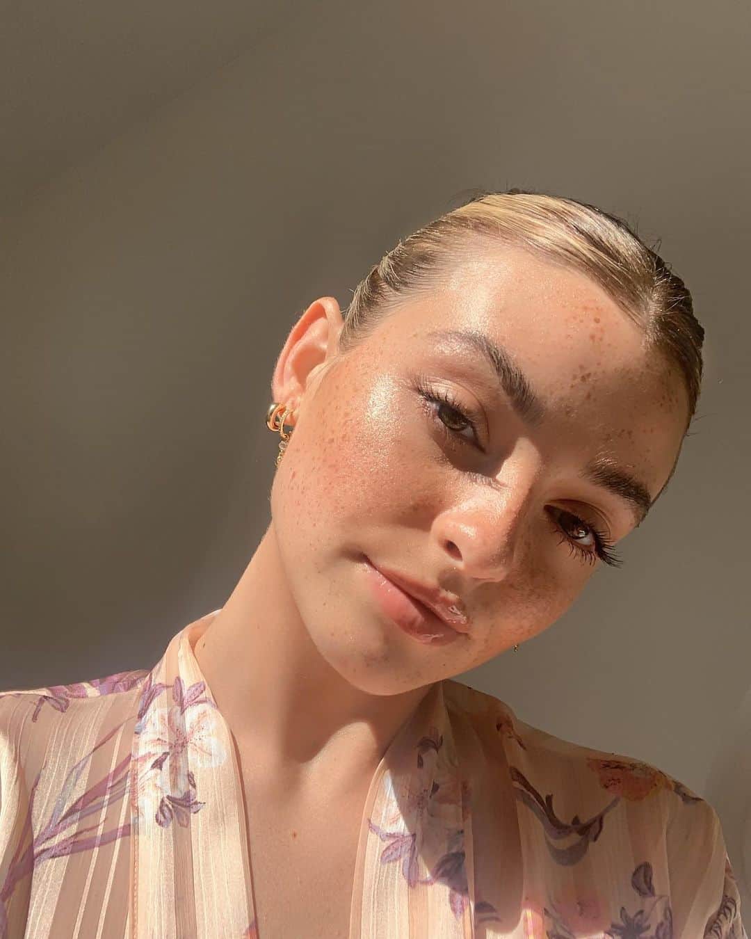 Kelsey Simoneのインスタグラム：「Glam after the shower 🛁」