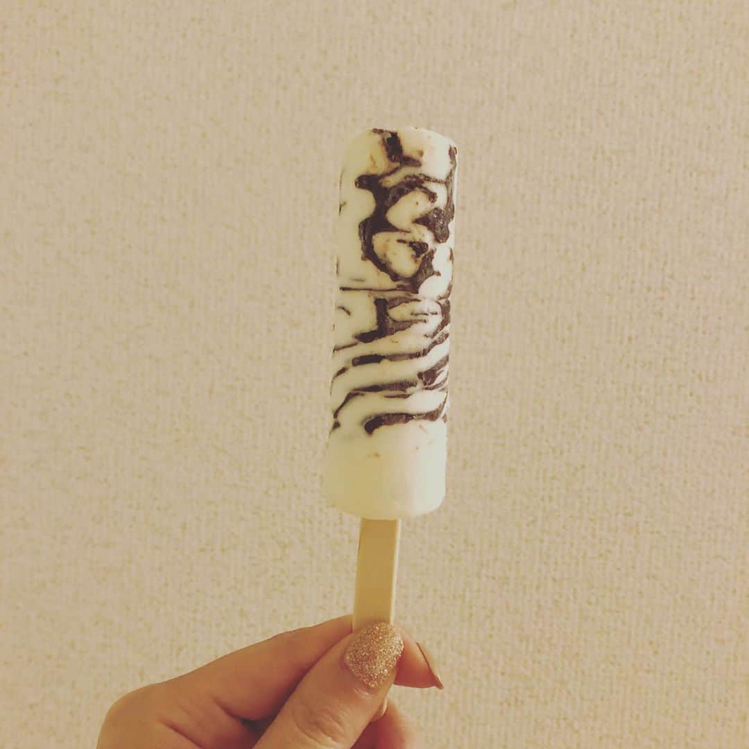 内田彩さんのインスタグラム写真 - (内田彩Instagram)「. そのうち食べよう、すぐ食べよう、と思っていたら、溶けてなくなっちゃった…🍦 . 好きなアイスは目の前にあるうちに食べないと駄目だ…🍨 . 本当に今年の夏は暑い……  #パリパリバー」9月9日 1時14分 - aya_uchi_da