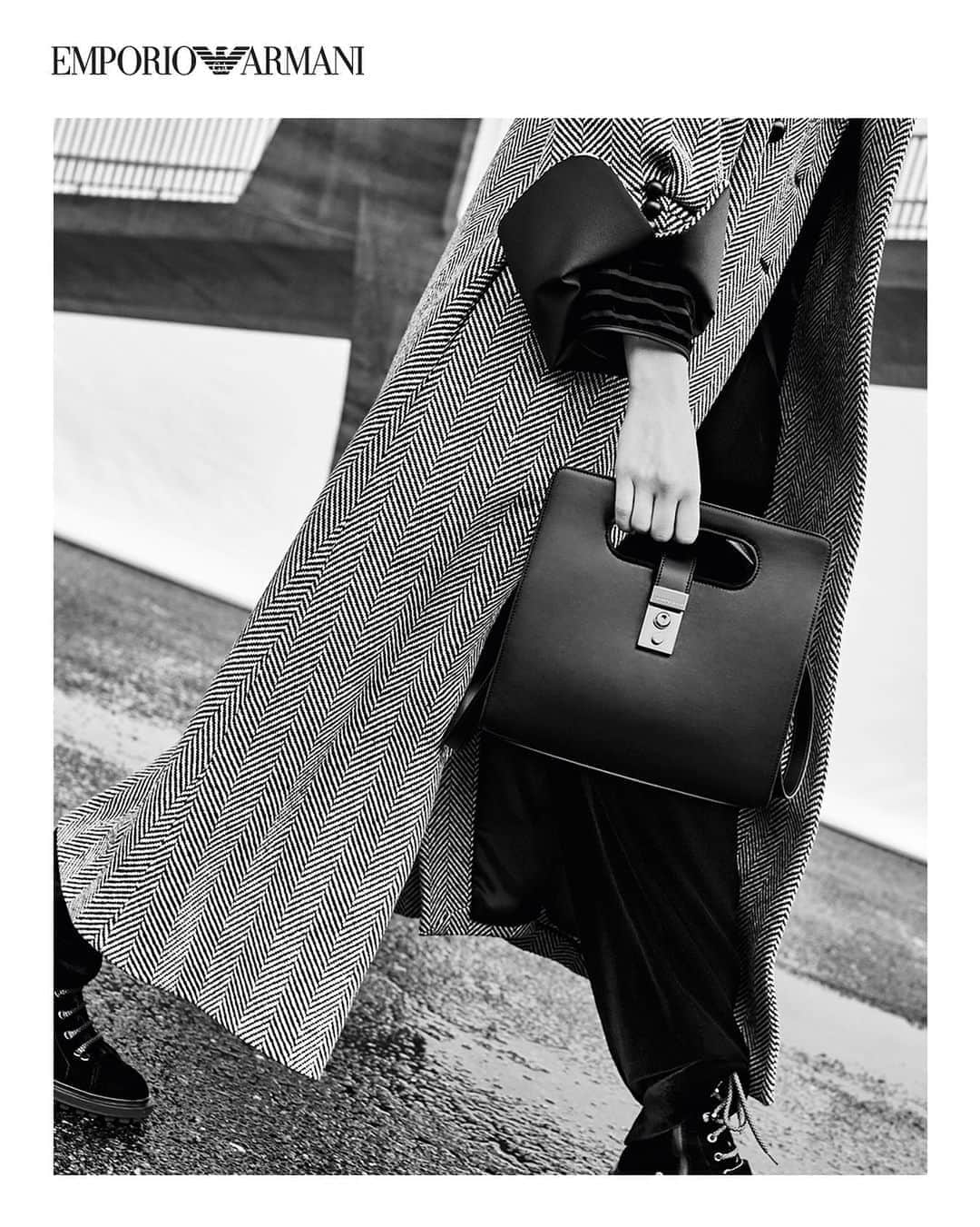 Armani Officialさんのインスタグラム写真 - (Armani OfficialInstagram)「Emporio Armani’s FW20-21 new handbag is defined by clean lines and structure with elegant details.  Credits: @stefanogaluzzistudio for the Emporio Armani FW20-21 Campaign」9月9日 1時18分 - emporioarmani