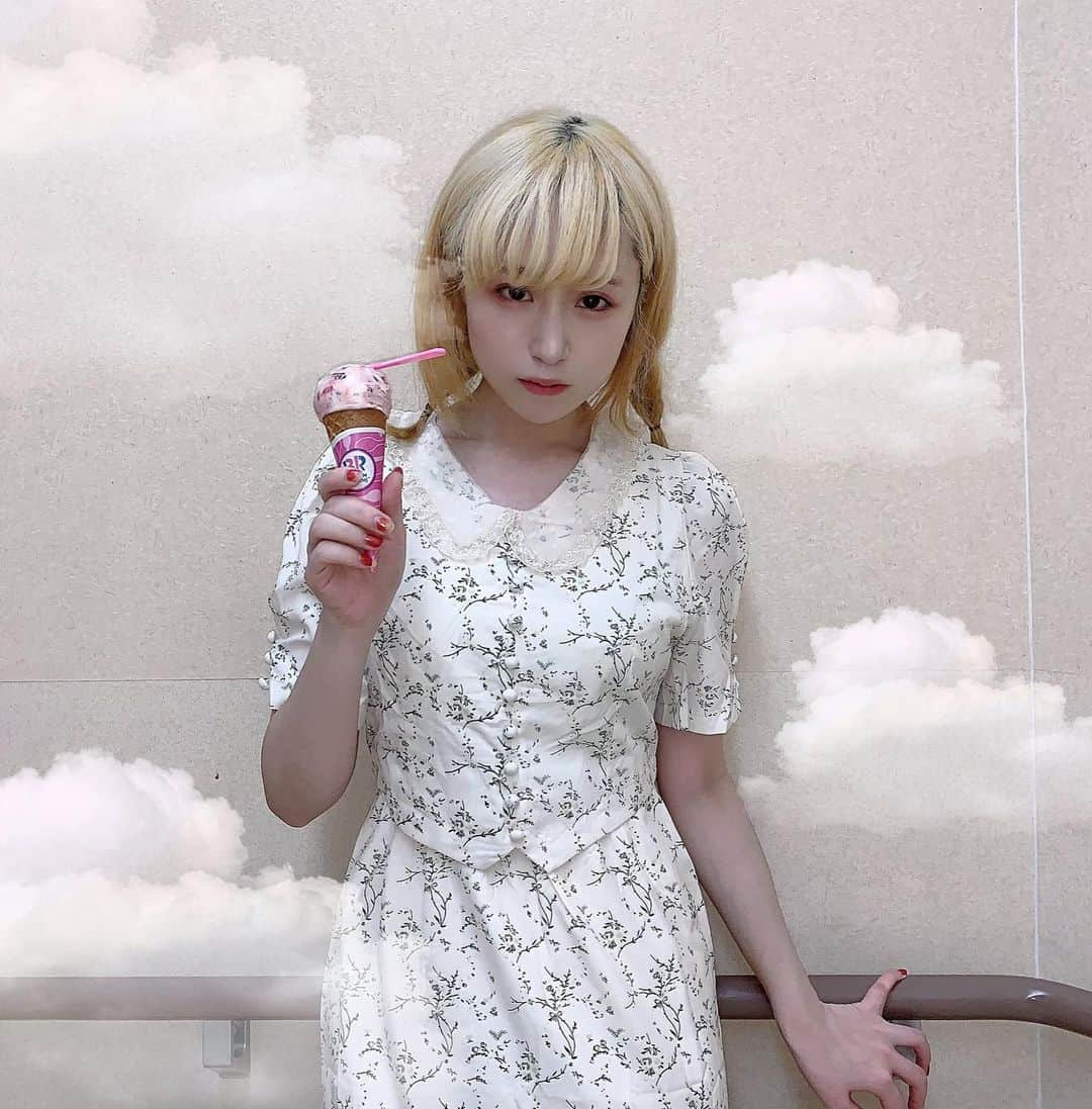 モニ子のインスタグラム：「この前お仕事終わりにアイス食べたよ。夏らしいこと今年初だ🍦このワンピの襟がお気に入りです。」