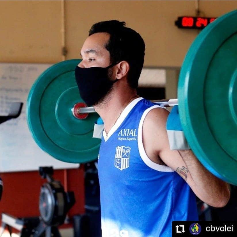 ウィリアム・アルジョナのインスタグラム：「Magia é trabalhar com força... hahah! Escrevam o final da frase... ⤵️  #Repost @cbvolei • • • • • • William passando pra te ajudar a segurar essa barra que é.......... Complete! 😂  #voleibol #BancoDoBrasil #tamojuntonessegame #AsicsVolleyball #IMoveMe #MikasaBrasil 📸 @mtcvolei」