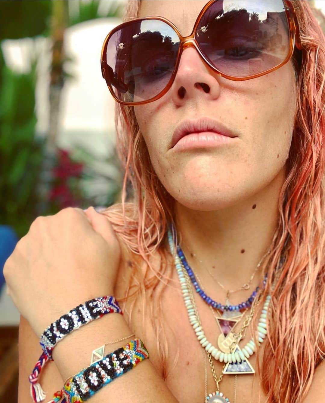 ダニジョーのインスタグラム：「@busyphilipps wearing her feelings: LOVE and VOTE 🗳❤️ Tap to shop our favorite #armparty 〰️ *$10 from each VOTE bracelet goes to @michelleobama’s @whenweallvote #vote #love」