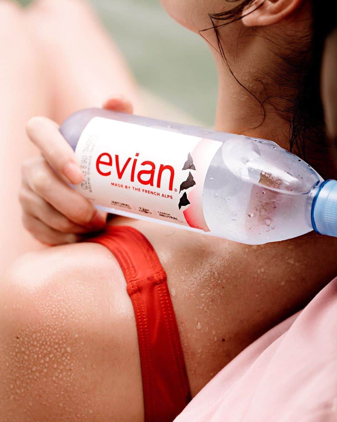 evianさんのインスタグラム写真 - (evianInstagram)「In case of heat, you know what to do. Stay hydrated at all times, in the most natural way. 💦 #evian #evianwater #positivedrops #stayhydrated」9月9日 1時31分 - evianwater