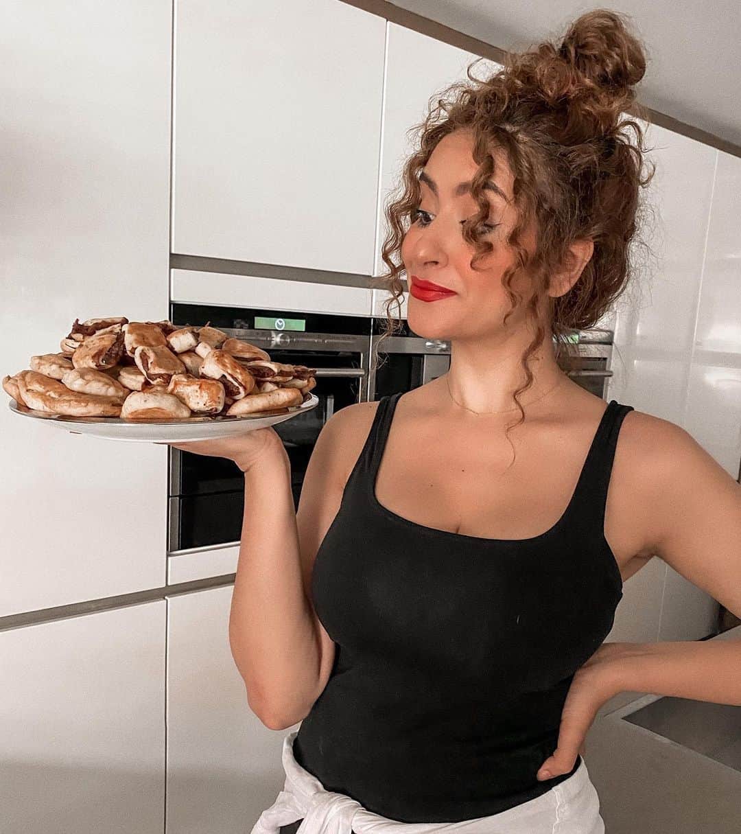 Sarah Angiusさんのインスタグラム写真 - (Sarah AngiusInstagram)「Voila! Delicious home made Klaicha 🤍The smell of melted dates and cardamom has filled the entire house. Kleicha are about the most popular Iraqi date cookies. So yummy and addictive! Recipe in my “food” highlight. يمه كليجه يمه😍」9月9日 1時40分 - sarahangius