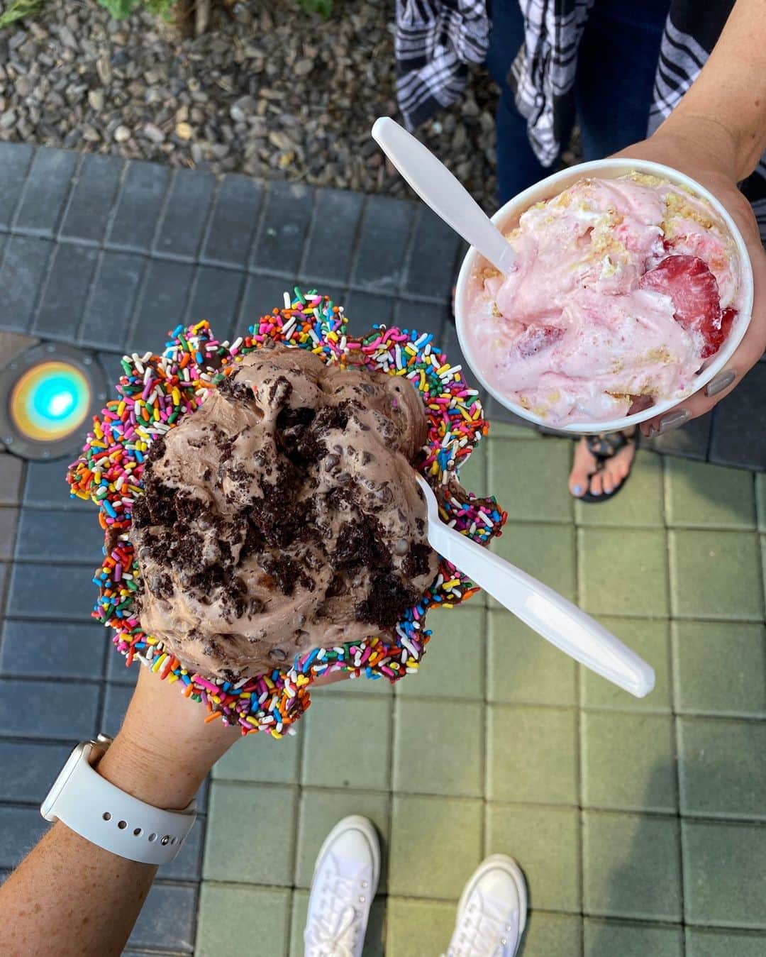 コールド・ストーン・クリーマリーのインスタグラム：「One for you, one for me! Which Creation™ are you going for? 😋」