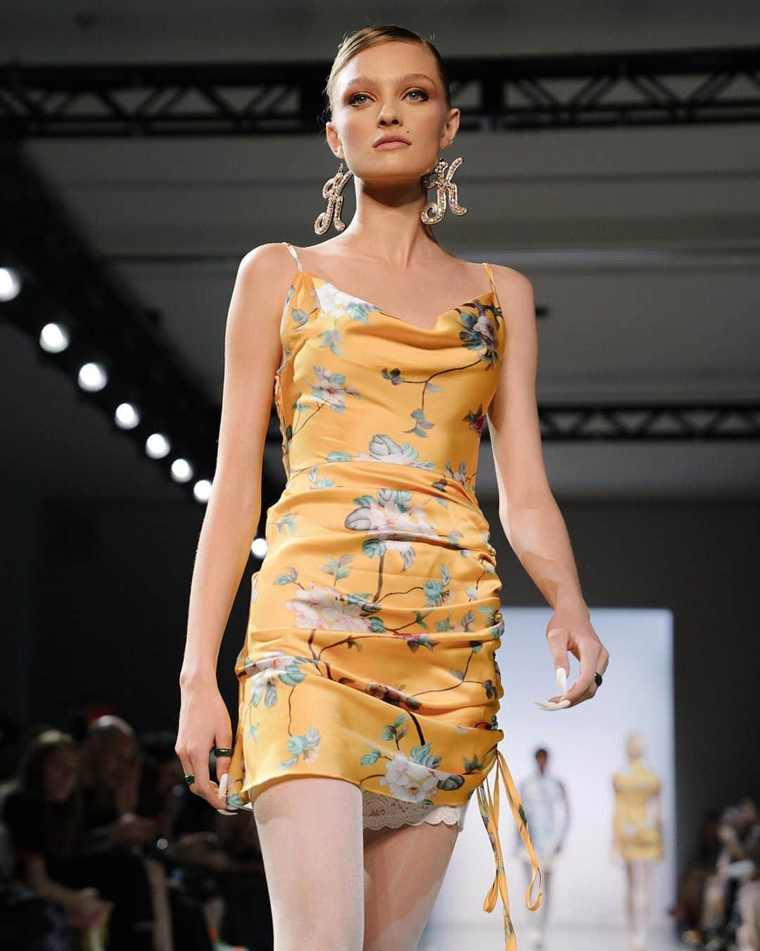 Fashion Weekのインスタグラム：「Living like it's an endless summer in this mini-dress from @kimshuistudio's September 2019 #NYFW show. 📸 by @johannasiring」