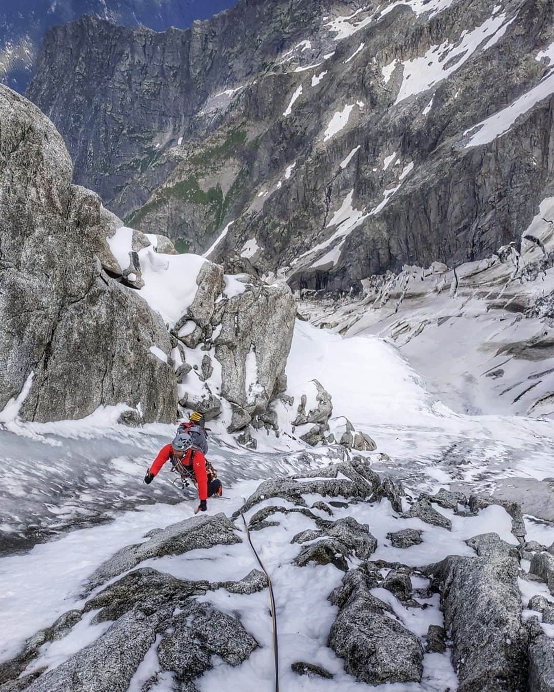 ミレーのインスタグラム：「"The Spicy week part 3". Last but not least of @symon9v's "spicy week" ascents, the Gabarrou-Silvy route with @aurel_vssiere! After a bivy night at the Refuge du Couvercle, our long time Millet athletes completed this very diversified ascent in 11 hours to reach one of the most beautiful summits of the Mont-Blanc mountain range: the Aiguille Verte.  #MilletRiseUp」