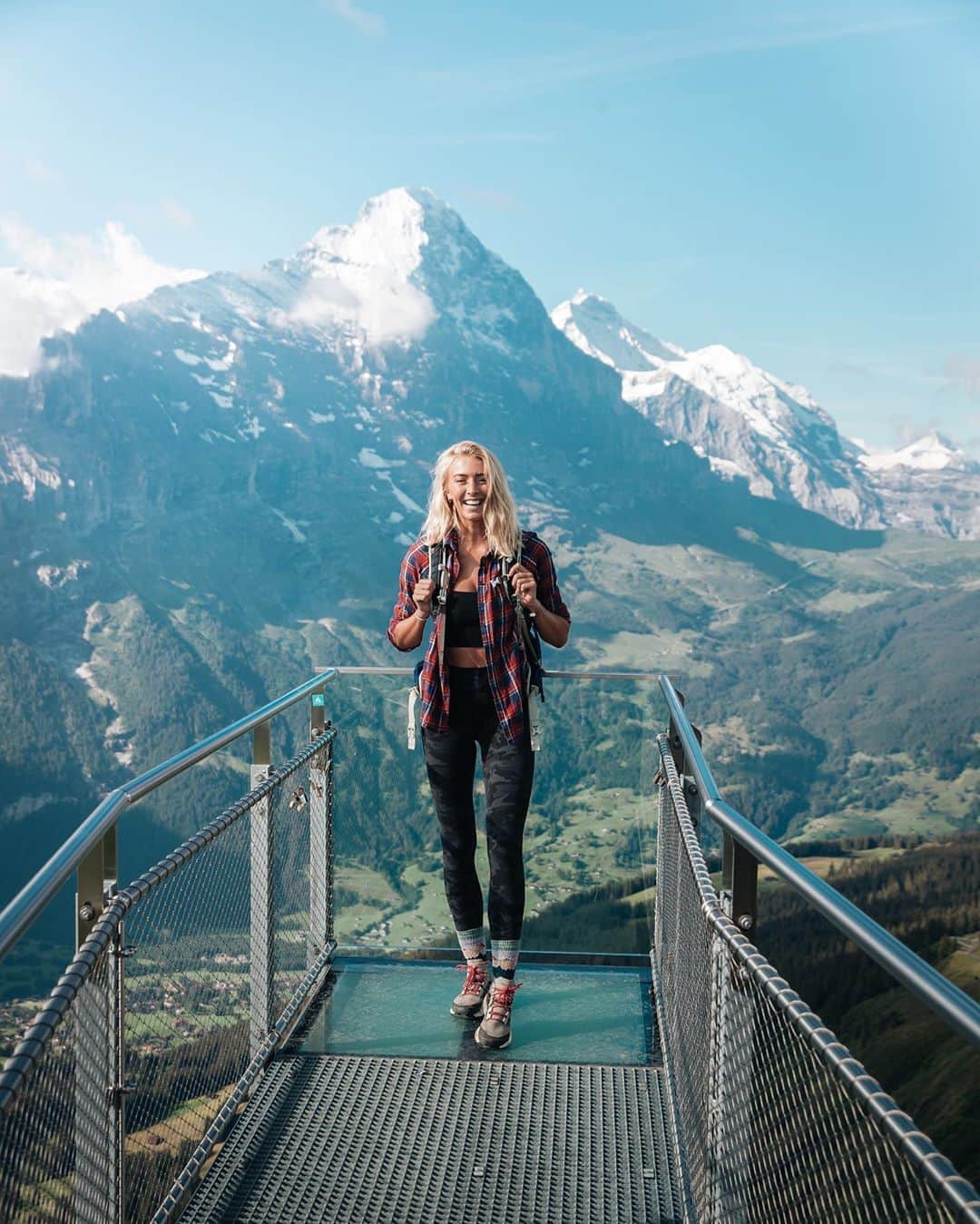 Zanna Van Dijkさんのインスタグラム写真 - (Zanna Van DijkInstagram)「There’s nothing quite like the Swiss mountains 😻🙌🏼 Would you stand on a glass platform 2000m above the valley floor? 👀🏔 Tag someone who would love this view! 🖤 📍Grindelwald, Switzerland 🇨🇭 #Grindelwald #exploremore #getoutdoors #hikinggirl #outdoorblogger #theoutdoors #mountainscape #swissmountains #myswitzerland #swissalps #grindelwaldfirst」9月9日 1時51分 - zannavandijk