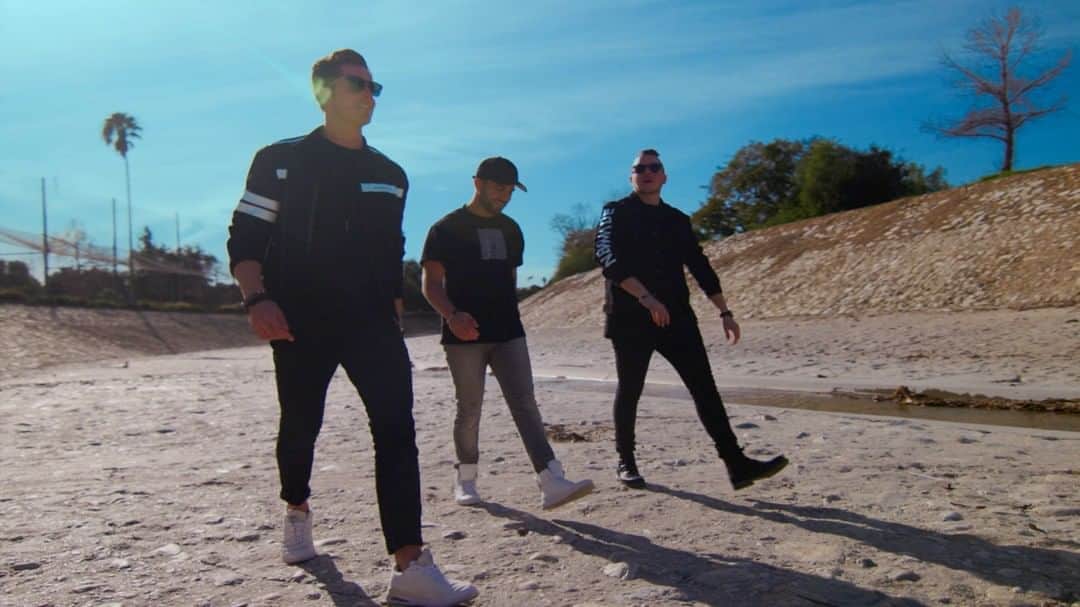 SICK INDIVIDUALSのインスタグラム：「Finished up the DANCE version as well!🔥 #dearlove #outnow @newmademusic  @matluckmusic」