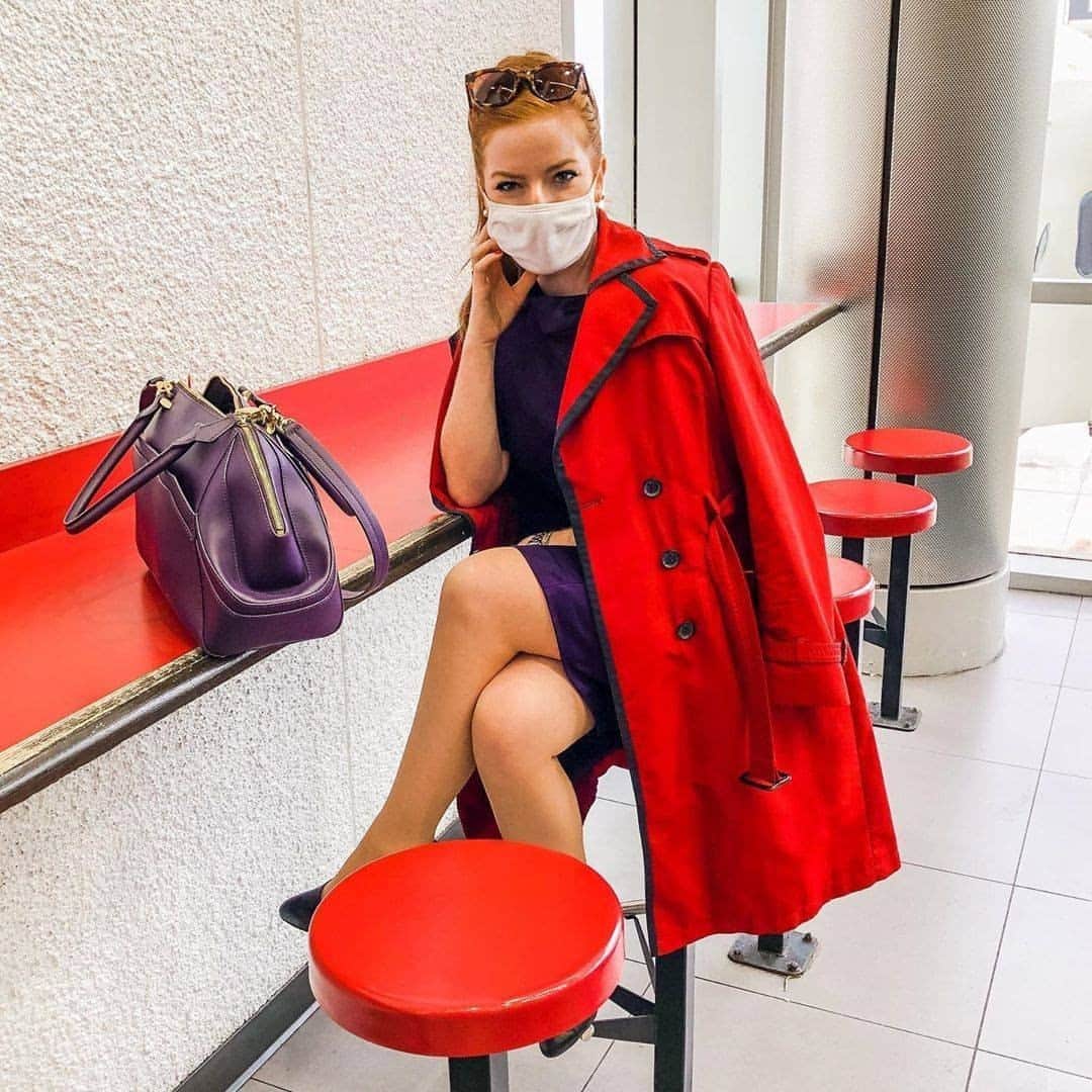 デルタ航空のインスタグラム：「2020 travel essentials: phone, wallet, keys, mask.  Photo: Christena R. - Flight Attendant, #DTW」