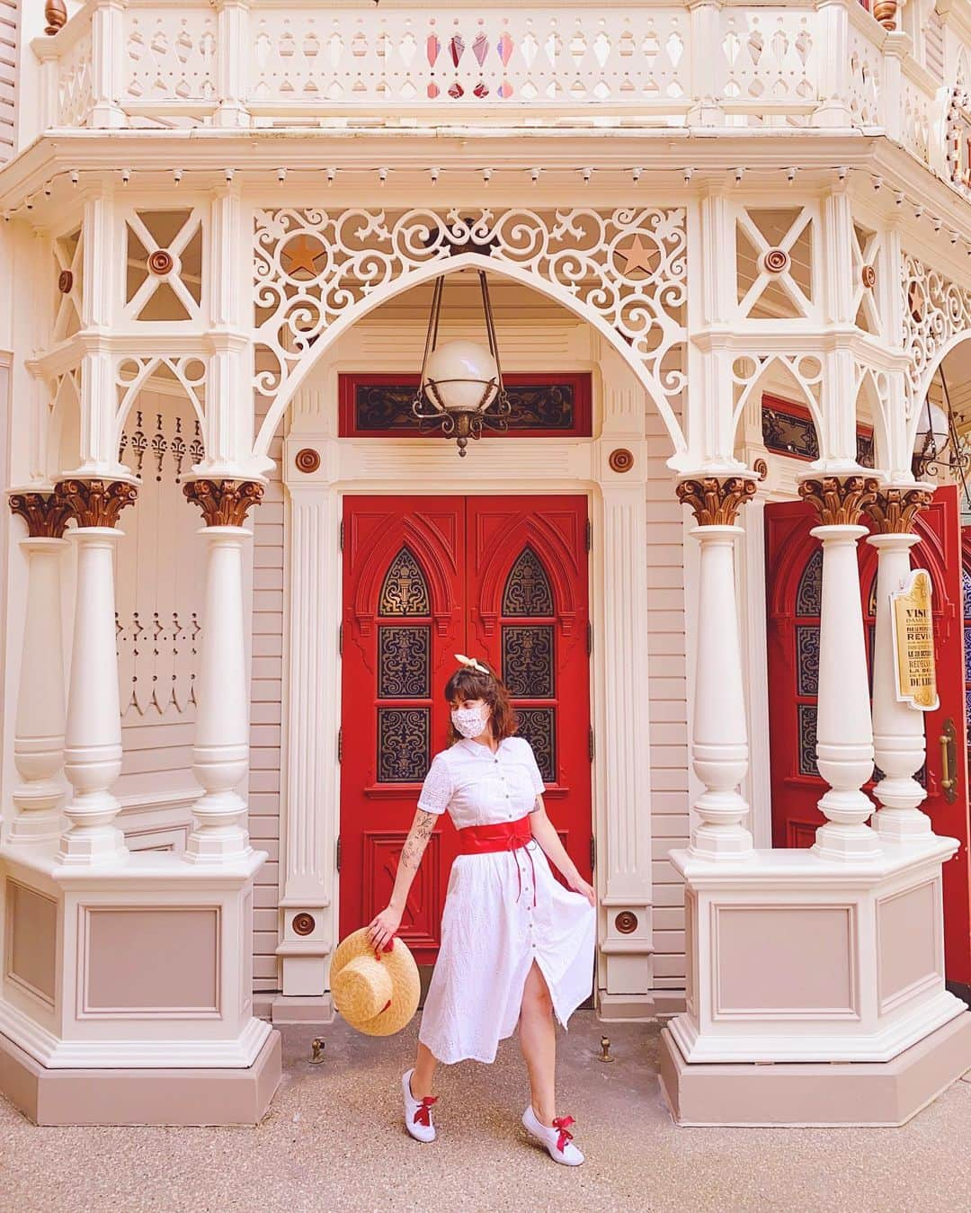 Angélineのインスタグラム：「Supercalifragilisticexpialidocious ! 🌂✨ — Vous l’aviez deviné ce matin avec mes stories, (& l’échec cuisant de la photo dans le carrousel 🥺) c’était bien Mary Poppins que j’avais envie d’être pour ce nouveau #Disneybound ! Je n’ai eu besoin d’acheter que la ceinture et le tour était joué avec du ruban pour customiser mes tennis et mon chapeau ❤️ Je crois qu’il vous a beaucoup plu, j’en suis très contente : j’aime tellement les imaginer ! Et ma plus graaaande fierté c’est lorsque les Casts m’interpellent pour me parler de mon disneybound ! 🤩 . J’ai déjà ma petite idée pour le prochain, mais dites moi : Quel #disneybounding avez-vous envie que je reproduise ? 🤗 ......... #carnettoujoursadisney #disneylandparis」