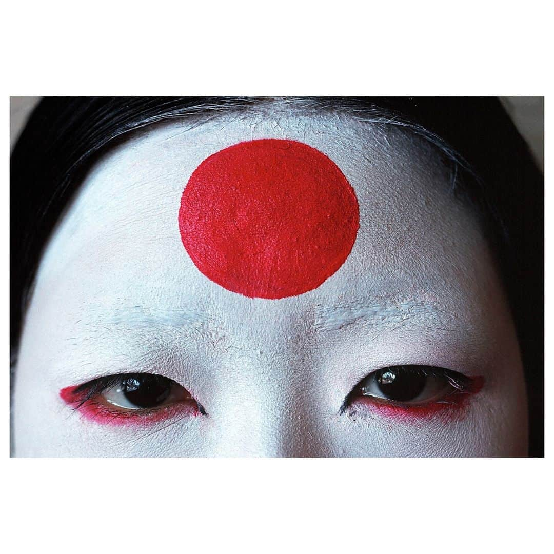 Magnum Photosさんのインスタグラム写真 - (Magnum PhotosInstagram)「#FromTheArchive: @thomashoepker documented traditional Japan in 1977.⁠ .⁠ PHOTO: The sun of the Japanese flag painted on a girl's forehead. Tokyo. Japan. 1977.⁠ .⁠ © @thomashoepker/#MagnumPhotos⁠ .⁠ #portrait #Japan⁠」9月9日 2時01分 - magnumphotos