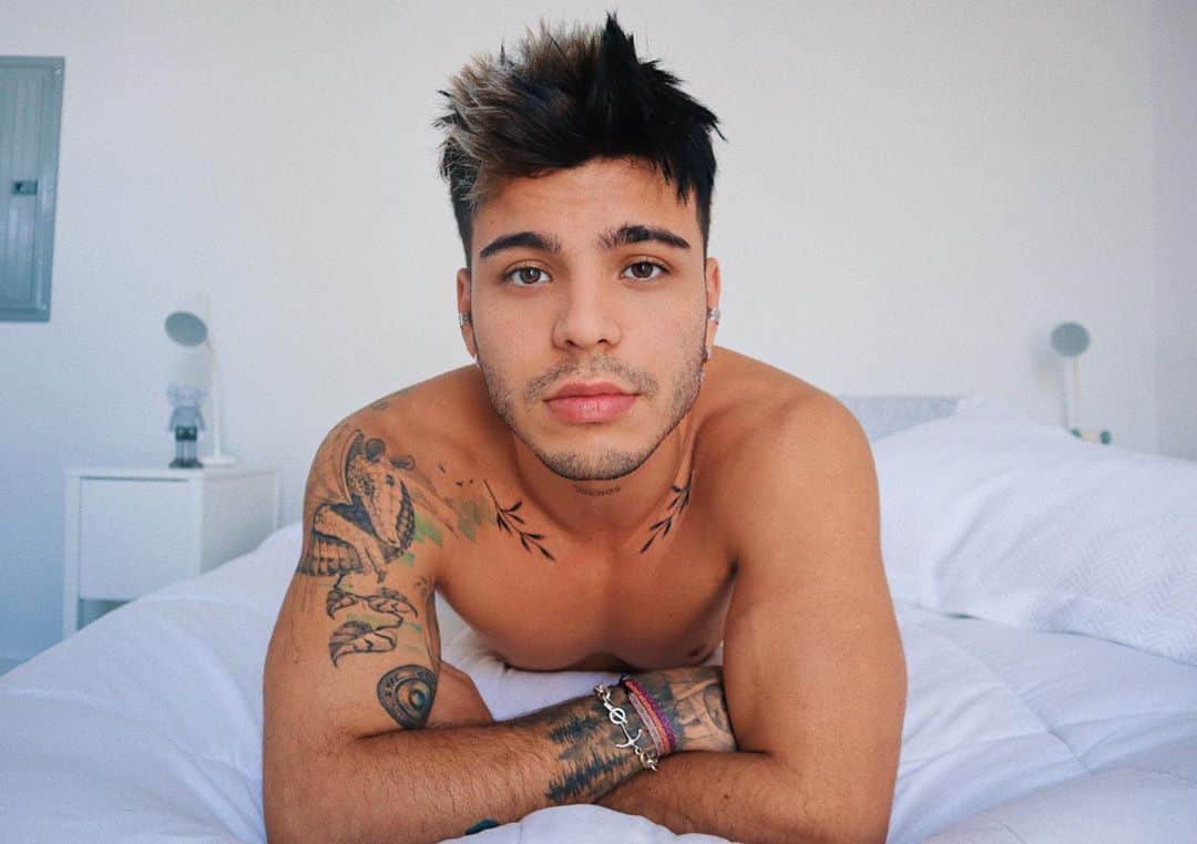 Sebastián Villalobosのインスタグラム：「quería llevar algo en mis clavículas y lo encontré 🌿  (les gusta?)」