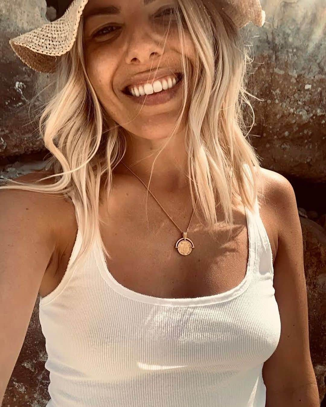 Mollie Kingさんのインスタグラム写真 - (Mollie KingInstagram)「Trying to soak up our last couple of days on holiday. Such a fun day at the beach again today, I’m feeling so lucky to be here! ❤️ I definitely think I’m a water baby - it’s where I’m at my happiest. Where’s your happy place?」9月9日 2時05分 - mollieking