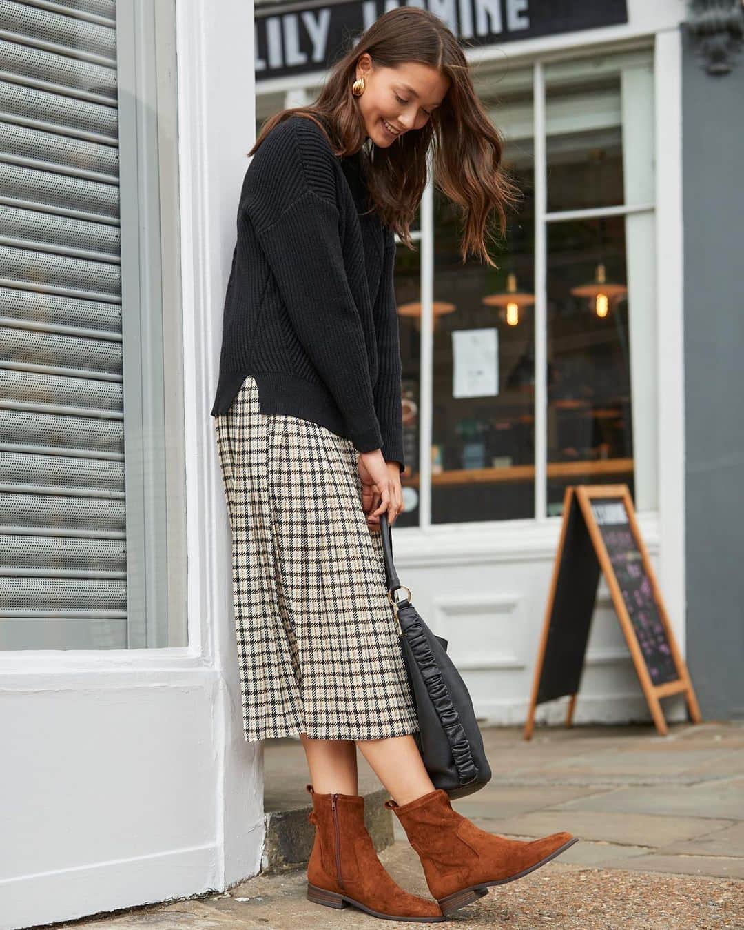 のインスタグラム：「Oh hey layering season is that you?👋 Time to prep the knit'drobe! 🍂 Tap to shop 🔎 Jumper: 268757 Skirt: 687030 Boots: 885220 Earrings: 833137 Bag: 651522」