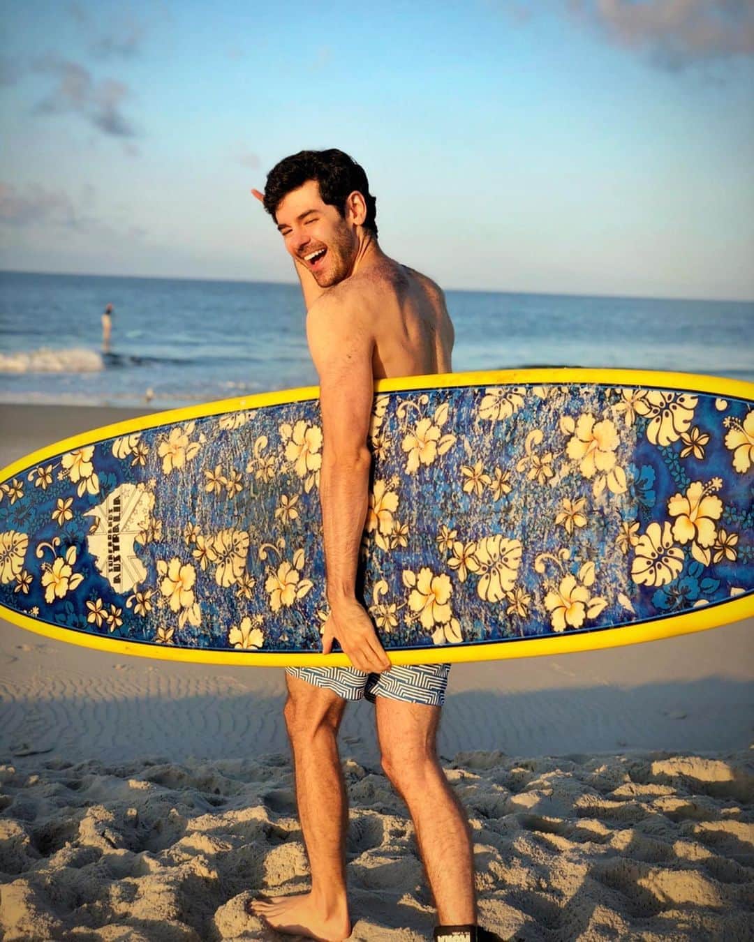 ブレンダン・ロビンソンさんのインスタグラム写真 - (ブレンダン・ロビンソンInstagram)「Learned a new skill this morning!! 🏄🏻🏄🏻🏄🏻 . . . #surfing #capemay #beach #summer #sunrise #surf」9月9日 2時17分 - brendanrobinson