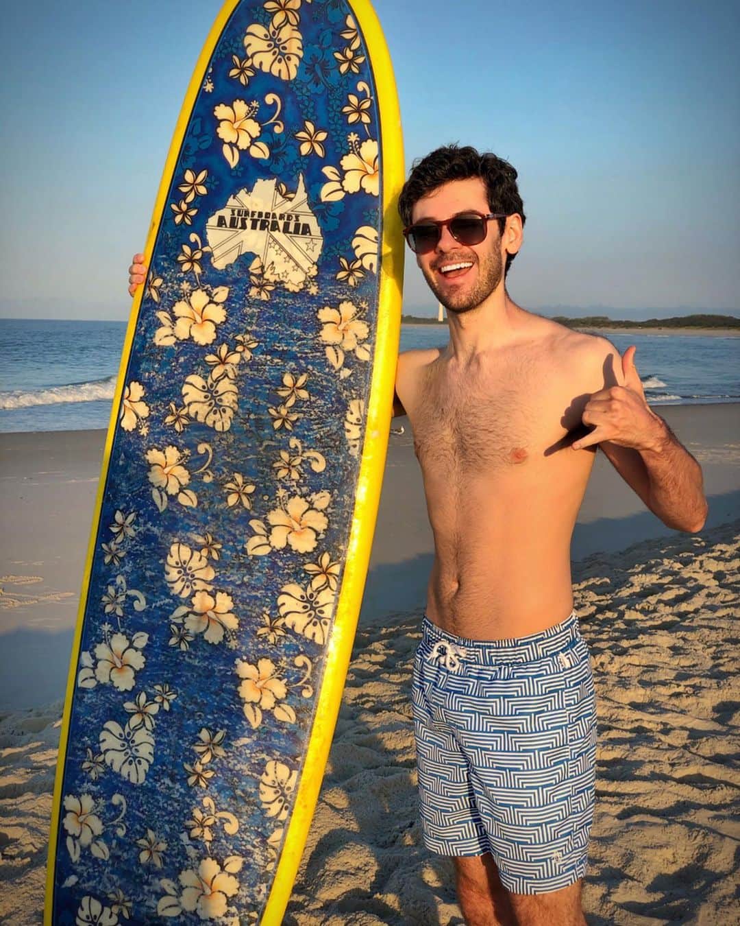 ブレンダン・ロビンソンのインスタグラム：「Learned a new skill this morning!! 🏄🏻🏄🏻🏄🏻 . . . #surfing #capemay #beach #summer #sunrise #surf」