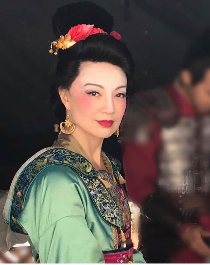 Walt Disney Studiosさんのインスタグラム写真 - (Walt Disney StudiosInstagram)「"Who is that girl I see?🗡😘 🌺🌺🌺🌺🌺🌺🌺 This almost didn’t happen.  Me, in the most elaborate period costume and makeup, in New Zealand, on the set of @mulan, with my daughter Michaela, about to shoot a very big scene. How did I get here? Well, it was quite a huge undertaking!  I am BEYOND thankful to #agentsofshield producers, @Disney, my team, Jason Reed & @nikicaro who all worked so hard to make this possible. The costume, makeup & hair dept were incredible! The sweetest, most fun and talented cast & crew!😍It was just meant to be.  My cameo was also a BIG secret. In fact, I am only permitted to post NOW! Even though it’s been 3 days of many fans’ & casts’ postings as well as numerous articles that already came out since its debut.  The enormous outpouring of joyful surprise, excitement, and even tears from Mulan fans made all the effort worth it! 😁  What an incredible gift to have such diehard fans as part of my life and career for over 2 decades!!! Thank you a gazillion times!!!🙌🏼😍  I am overwhelmed by your love and emotions. You are all in my heart! ❤️❤️❤️❤️I love each and every one of you to the ends of the universe! 😍😍😍😍  This one is for you. YOU are my #reflection. 🙌🏼❤️  #connectedforever #mulan #fullcircle #grateful @mulan @disneyplus The legacy of Mulan continues in this epic film. If you have’t seen it yet, uh....spoiler alert? 😏😐  😘🥰😘🥰😘🥰"   (via @mingna_wen)」9月9日 2時30分 - disneystudios