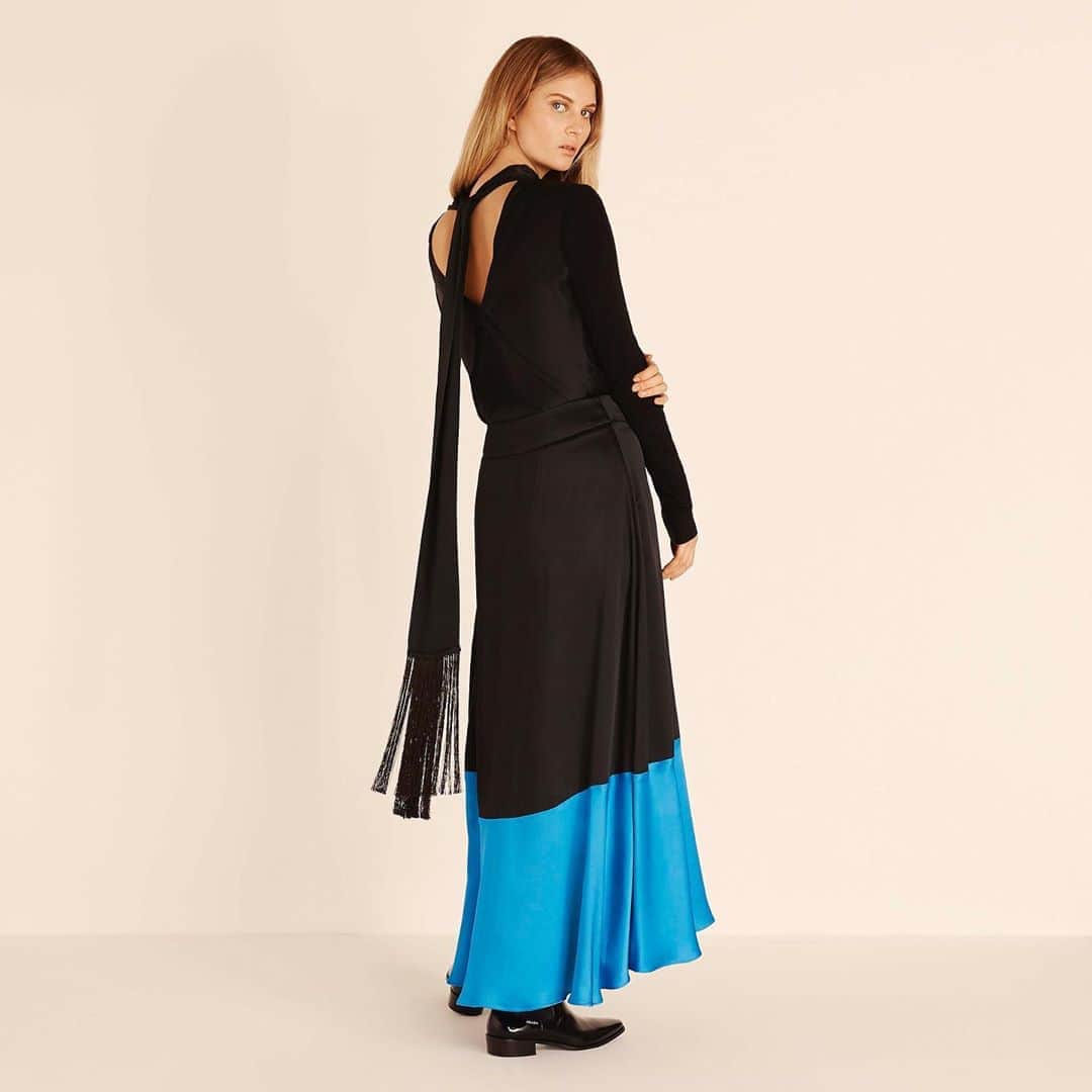アマンダ ウェイクリーのインスタグラム：「Iconic Wakeley satin gets a bold colour block treatment in the form of our effortless wrap skirt...」
