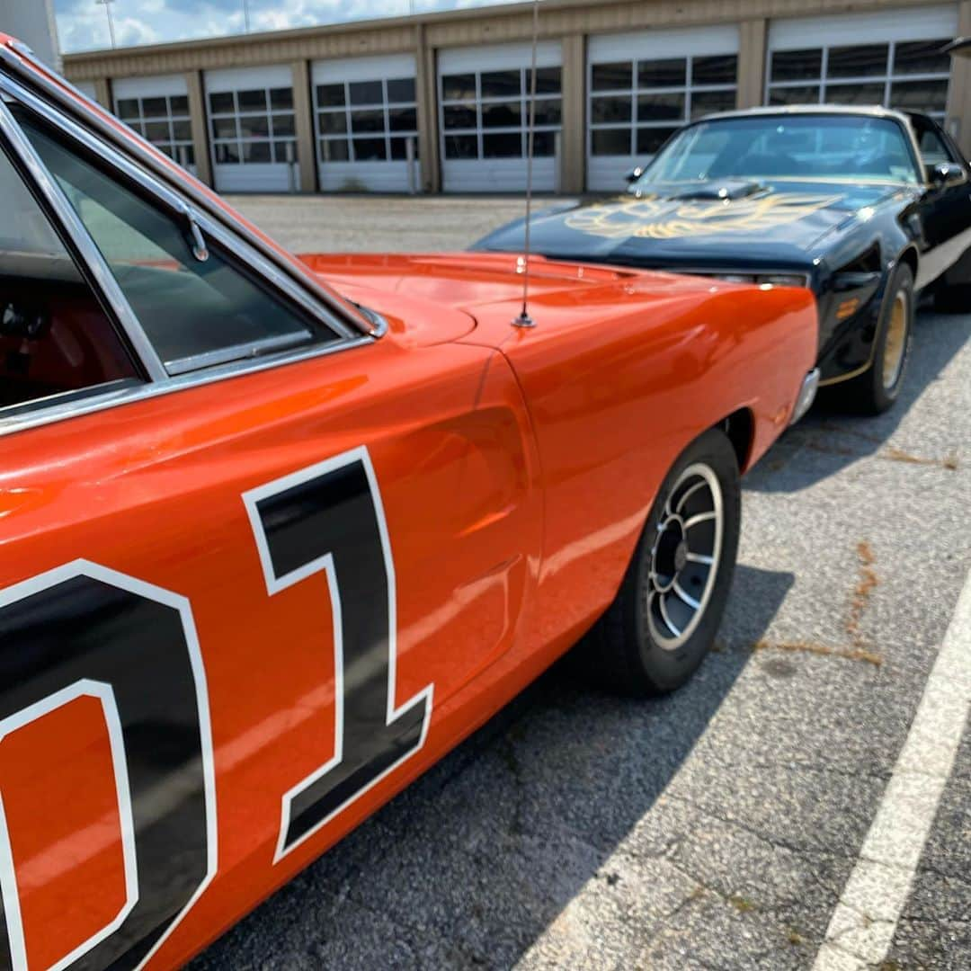 タナー・フォウストさんのインスタグラム写真 - (タナー・フォウストInstagram)「Working with some American icons today, which would you drive first!!? #stuntdriver #dukesofhazard #smokeyandthebandit」9月9日 2時55分 - tannerfoust