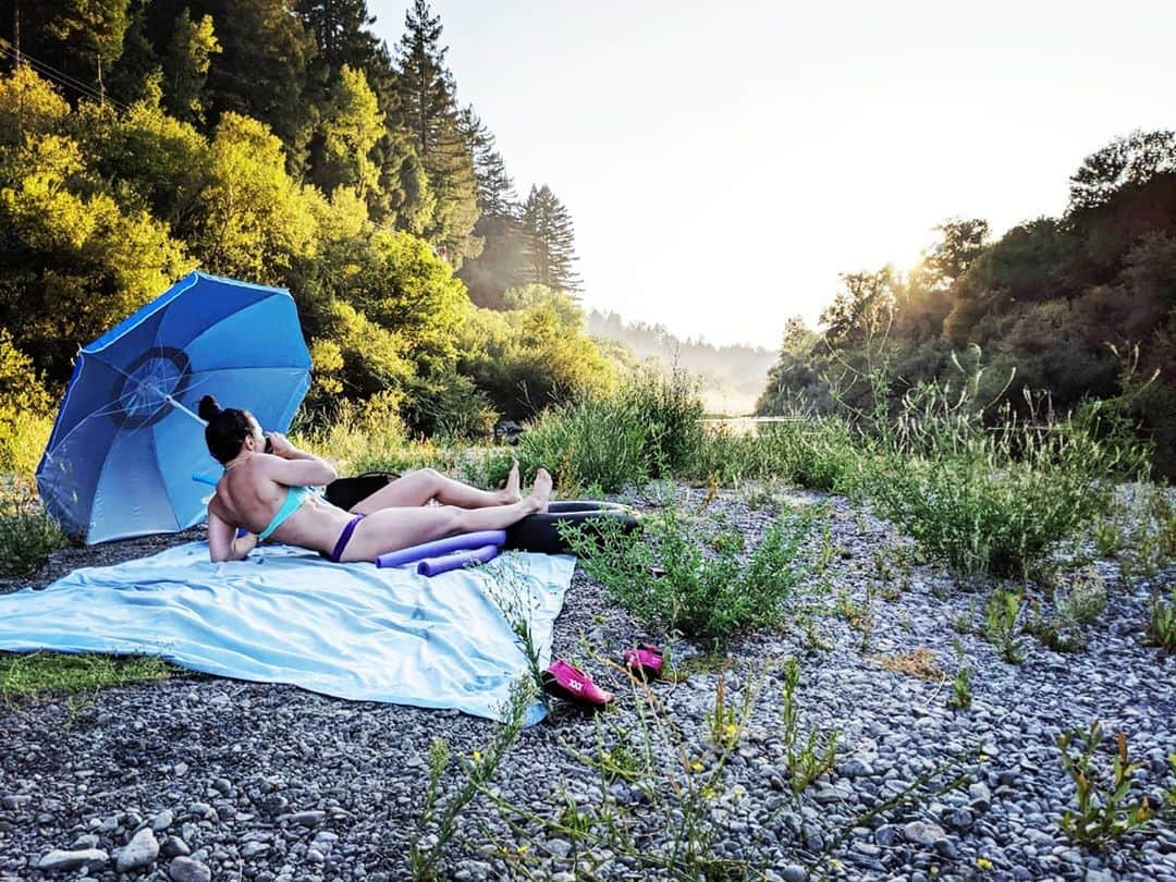 マルティ・マロイさんのインスタグラム写真 - (マルティ・マロイInstagram)「Escape to the #RussianRiver 🏞️  👙This spot has a private swimming hole & tubing run 🍏30 acres with an orchard 🍾 Winery next door」9月9日 3時00分 - martidamus